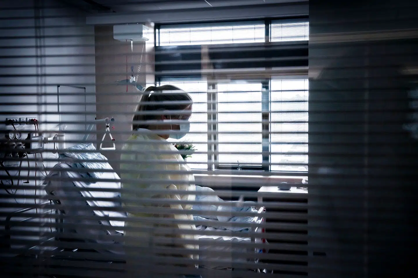 Den 7. december blev der på landets sygehuse indlagt stort set lige så mange personer med covid-19, som da kurven toppede 25. marts. Det viser tal fra Statens Serum Institut. Arkivfoto fra covid-19-afsnit på Slagelse Sygehus.