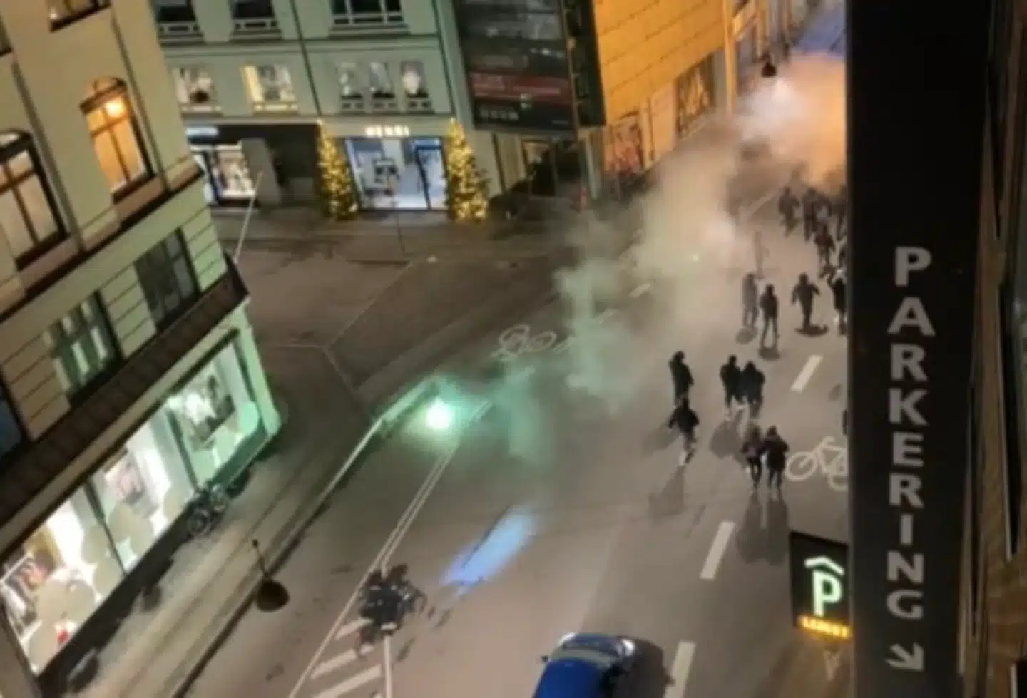 Ifølge politiet er det cirka 75 personer, som fredag aften huserer i de Københavnske gader.