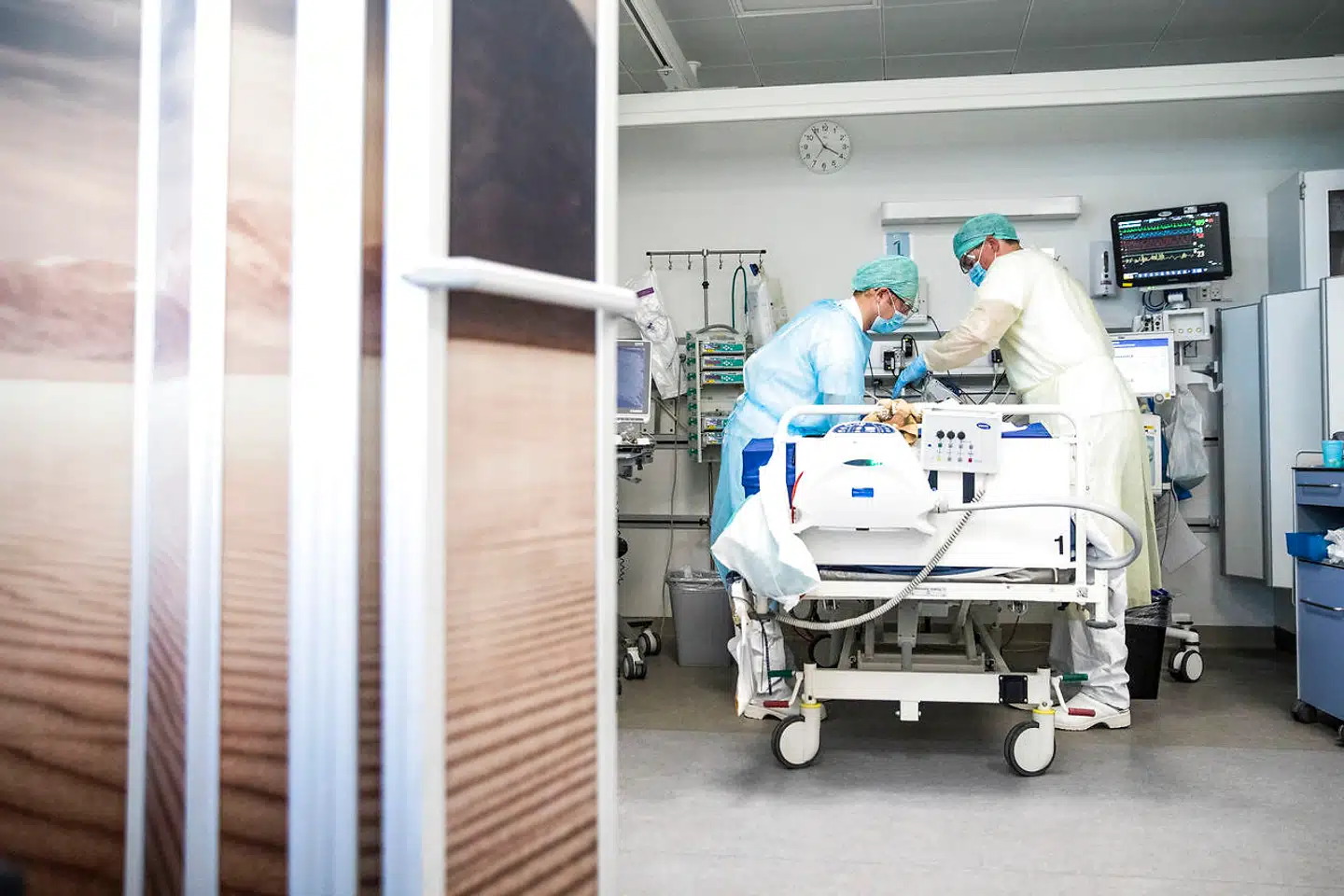 Fredag blev 3.075 nye tilfælde af coronavirus registreret i Danmark. 19 personer, der er smittet med virussen, er desuden blevet indlagt. Fra flere eksperter lyder det, at situationen er alvorlig, og særligt København er hårdt ramt.