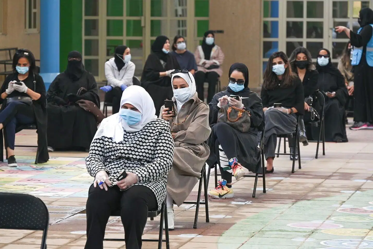 »Ikke en eneste kvinde blev valgt, til trods for at der var 29 kvinder ud af 326 kandidater opstillet på listerne hos islamister, liberale og stammekoalitioner. Både mandlige og kvindelige kuwaitiske vælgere valgte et parlament med 50 mænd,« skriver Hanna Ziadeh. Her ses stemmekøen i Kuwait City.