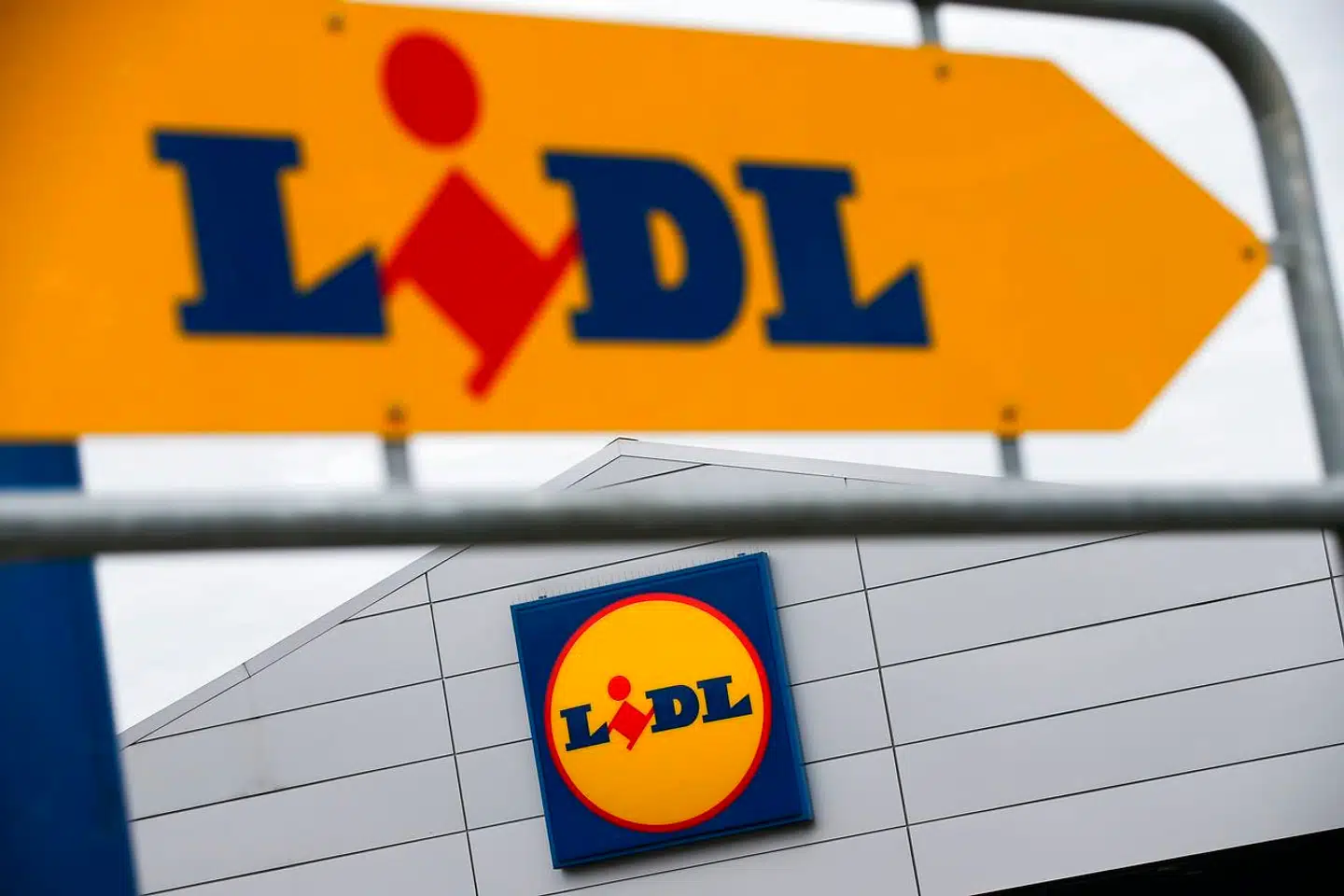 Lidl blæser til kamp på dagligvaremarkedet. Butikker bygges om, og sortimentet justeres. Blandt andet skal der flere danske varer på hylderne.