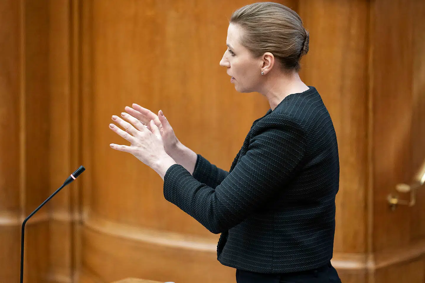 »Regeringens kommunikationsstrategi er så skæv og imod almindelig god opførsel, at den faktisk er genial,« skriver Anne Sofie Allarp.