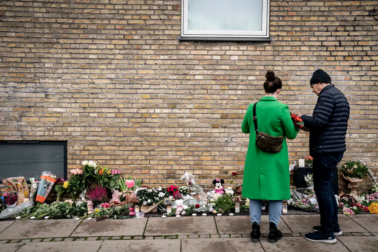 Folk lægger blomster og mindes den femårige pige, der mistede livet efter at være blevet ramt af en mandlig flugtbilist. Et bredt flertal i Folketinget har nu indgået en aftale, der sikrer skærpede straffe for vanvidskørsel.