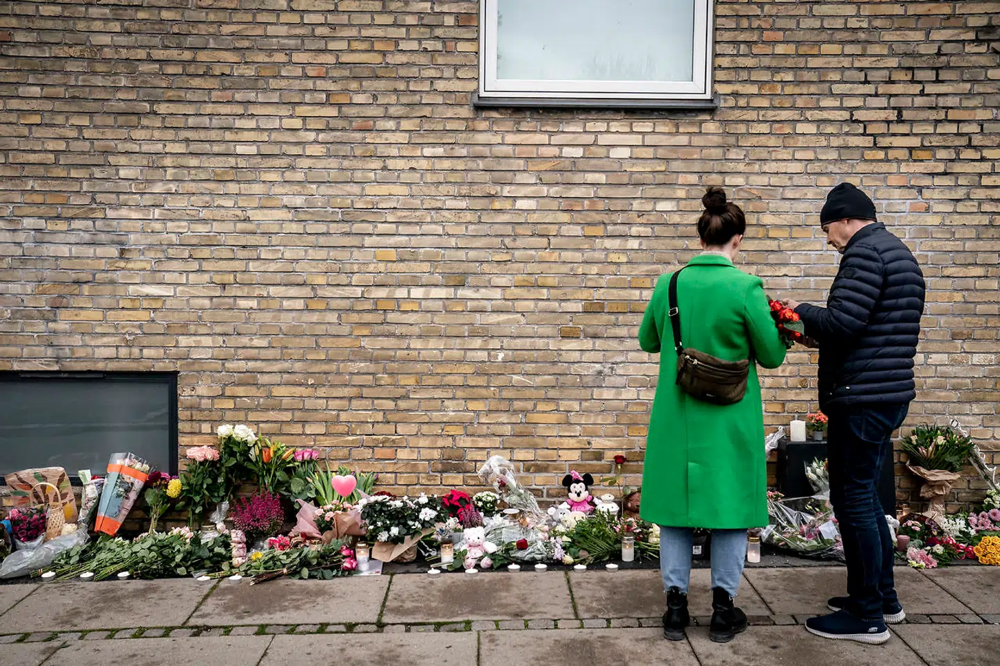 Folk lægger blomster og mindes den femårige pige, der mistede livet efter at være blevet ramt af en mandlig flugtbilist. Et bredt flertal i Folketinget har nu indgået en aftale, der sikrer skærpede straffe for vanvidskørsel.