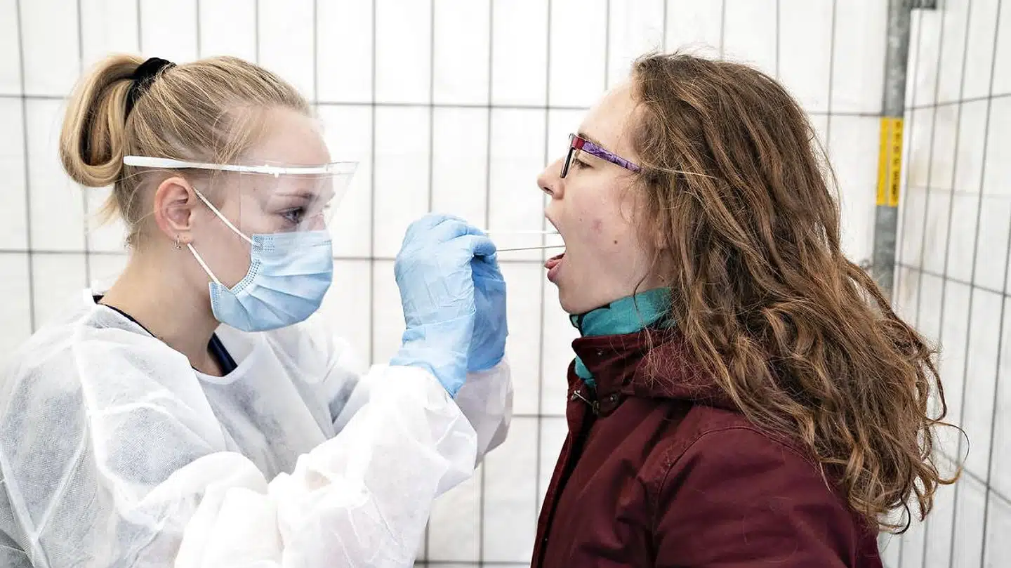 Region Hovedstaden arbejder på at få testet cirka 200.000 15-25-årige for covid-19.