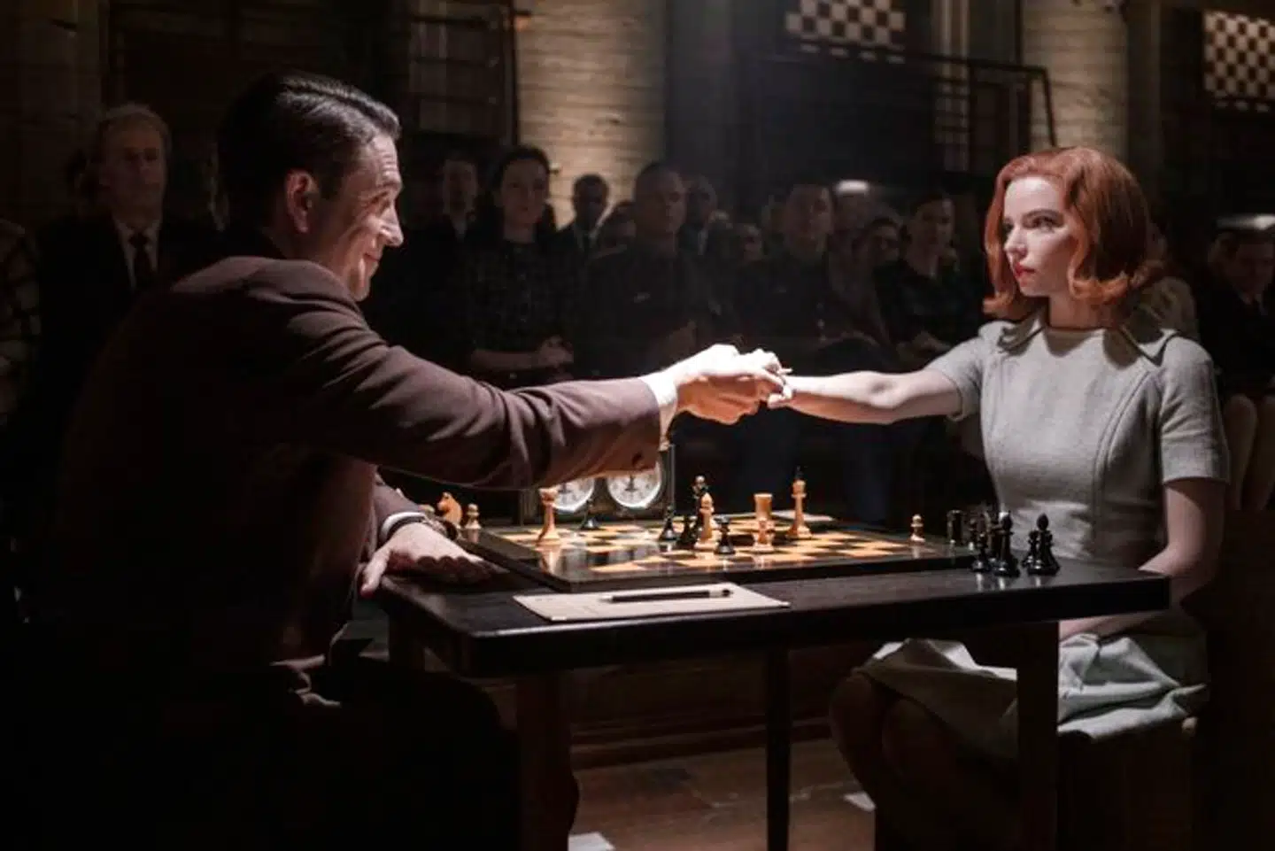 Beth Harmon sidder over for russeren Vasily Borgov i »The Queen's Gambit«.