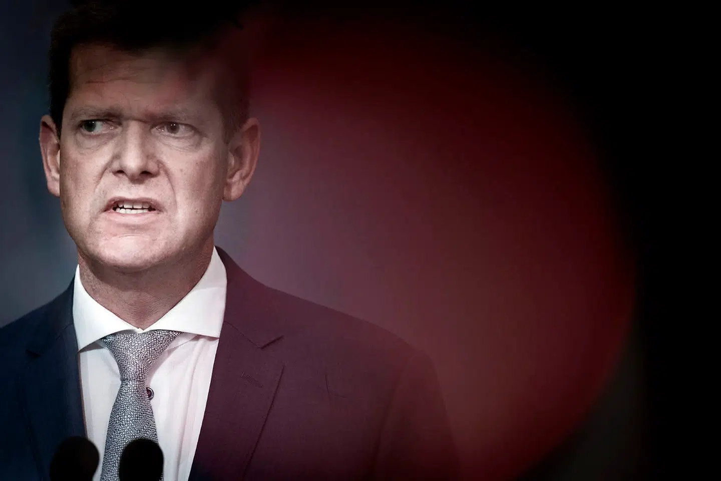 På pressemødet torsdag udtalte Sundhedsstyrelsen direktør, Søren Brostrøm, at myndighederne nu inddrager de hurtige test, fordi man kan se, at der er flere lande, som har god erfaring med at bruge dem. »Vi har nok talt lidt for meget om ulemperne ved lyntest. Det gode ved dem er, at man får et hurtigere svar, sagde han og tilføjede, at ulempen er, at de mindre præcise end det offentliges test.