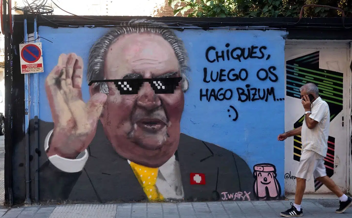 Vittige hoveder har haft kronede dage i Spanien efter ekskongens flugt ud af landet. »Drenge, på et tidspunkt skal jeg nok betale med MobilePay,« står der på dette vægmaleri af den valencianske graffitikunstner J. Warx.