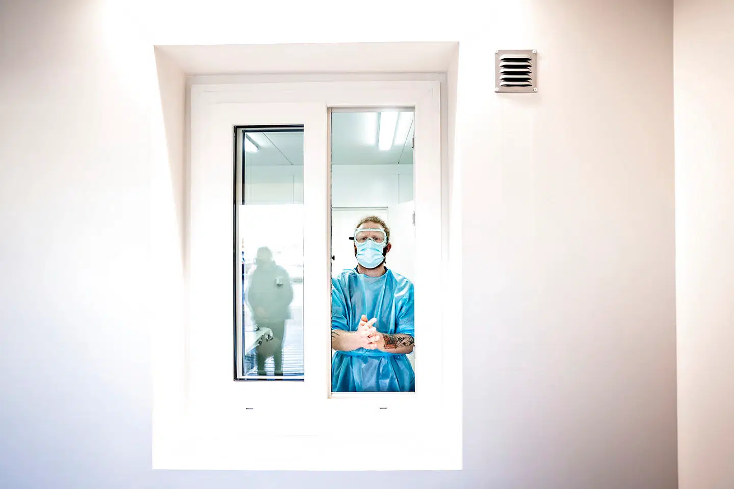 Testkapaciteten skal øges yderligere, så flere personer kan blive testet den kommende periode. Lige nu oplever man lange ventetider på coronatest for nære kontakter i Region Sjælland og Region Hovedstaden.