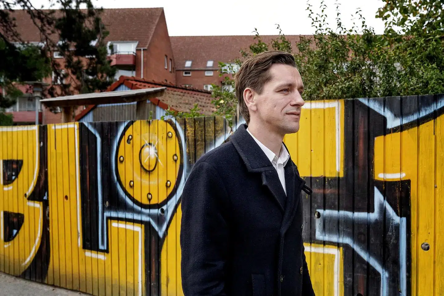 »Han nægter at anvende ordet »ghetto«, fordi det »stempler« beboerne. Ministeren kunne dog alligevel glæde sig over den nye ghettoliste, der viste et markant fald i antallet af ghettoer. Parallelsamfundspakken virker, hævder Dybvad,« skriver Christian Foldager.