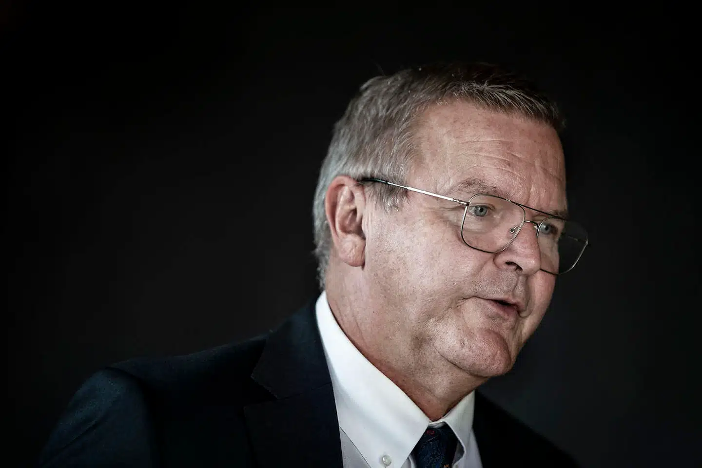 I en pludselig og kraftig nedgang vil enkelte store banker overskride bufferkravet til deres kapital, advarer Nationalbanken med Lars Rohde i spidsen.