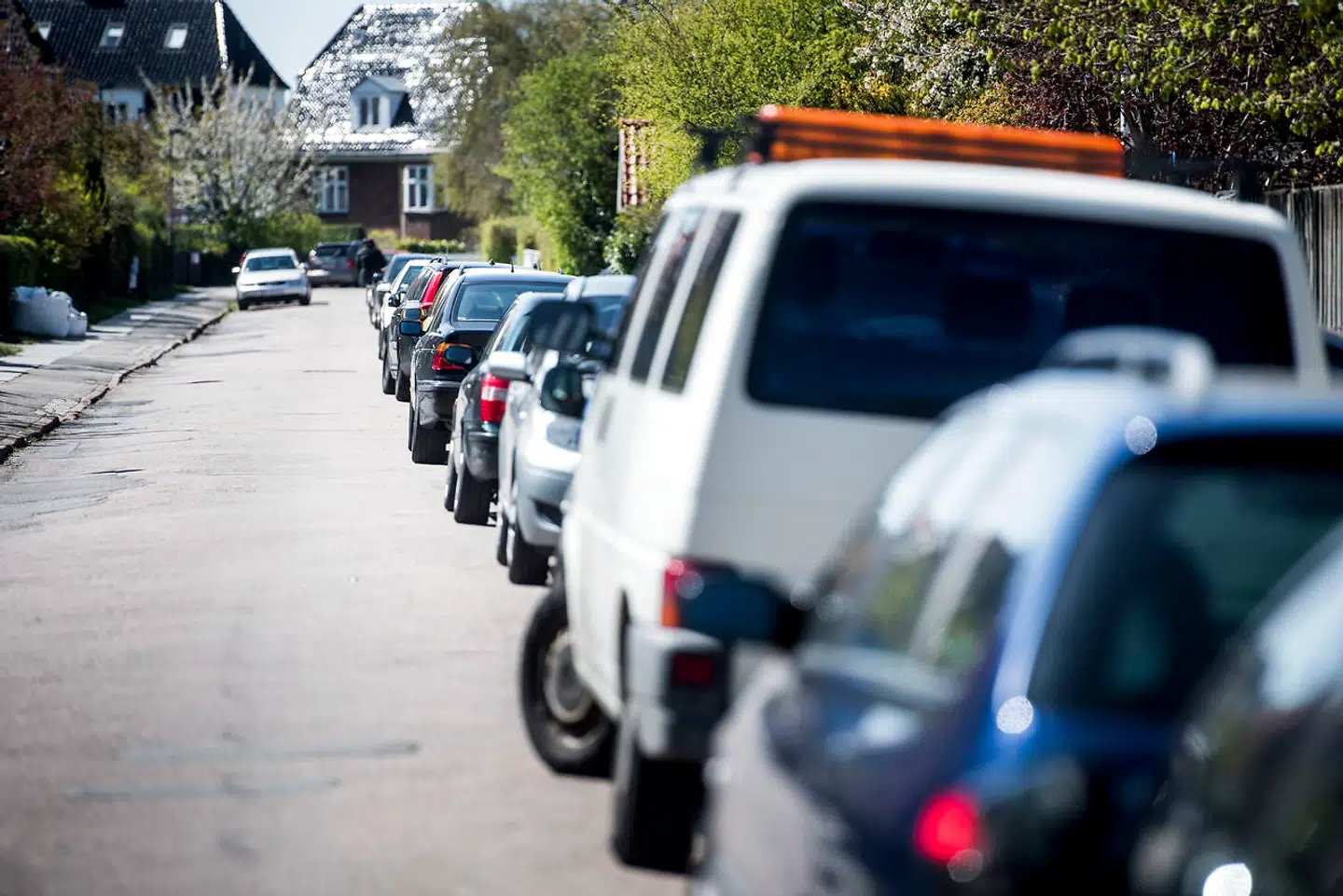 Pendlernes biler fylder på villavejene, hvor de er til gene for borgerne i København og skaber trafiksikkerhedsmæssige problemer. Derfor vil Venstre i hovedstaden med et nyt forslag forsøge at begrænse pendlernes biler på københavnsk asfalt. Arkivfoto: Asger Ladefoged