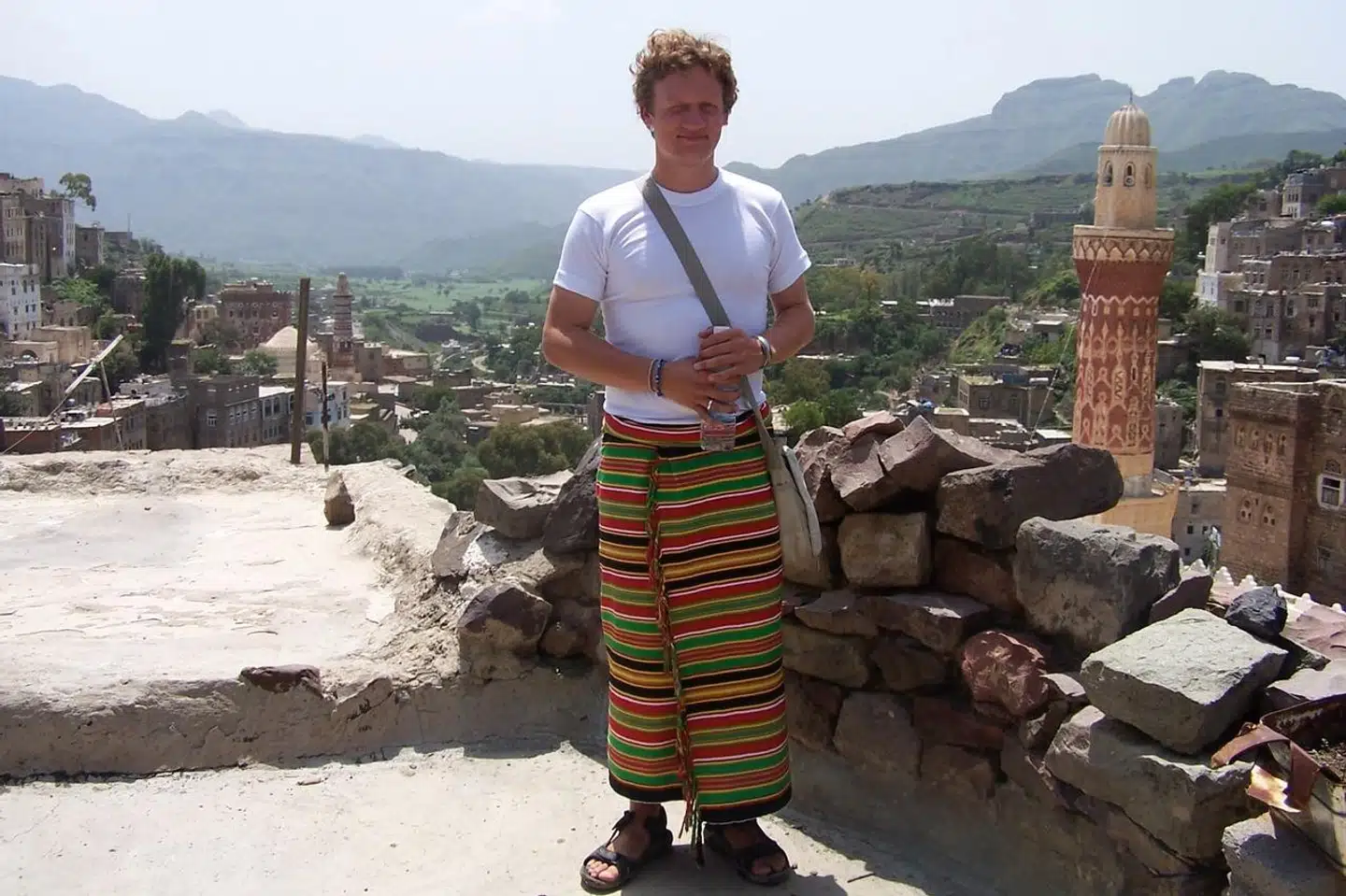 »Der i herrestuen i en yemenitisk provins lærte jeg noget, der har slået dybe rødder i mig. Der kan være uoverstigelige moralske, kulturelle og politiske kløfter mellem os. Men der er intet menneske i verden, vi, under de rette omstændigheder, ikke ville kunne tale med, forstå og komme nærmere,« skriver Malte Frøslee Ibsen, I 2006 tog han og ekskæresten til Yemen med Carsten Niebuhrs rejsebeskrivelse i rygsækken.