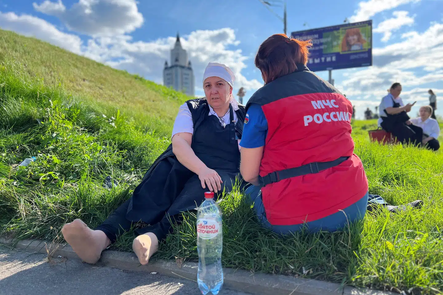 En redder hjælper en kvinde, der er kommet til skade i indkøbscentret Vremena Goda i Moskva lørdag, hvor et rør med kogende eller meget varmt vand er sprunget. Alexander Paramoshin/Reuters