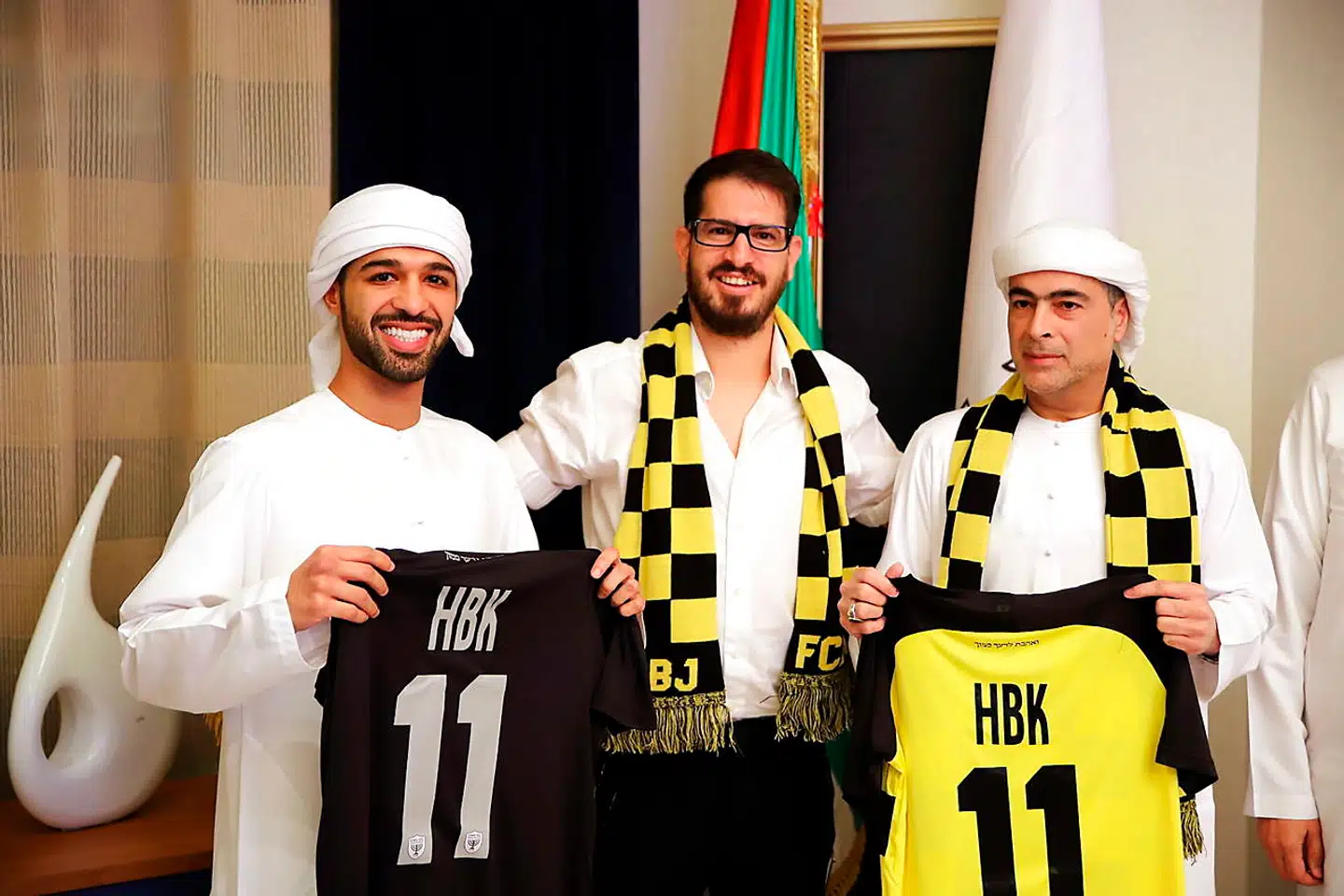 Den israelske kryptoentreprenør Moshe Hogeg (i midten) skal nu dele ejerskabet af den israelske fodboldklub Beitar Jerusalem med den emiratarabiske Sheikh Hamad bin Khalifa al Nahyan (til højre).