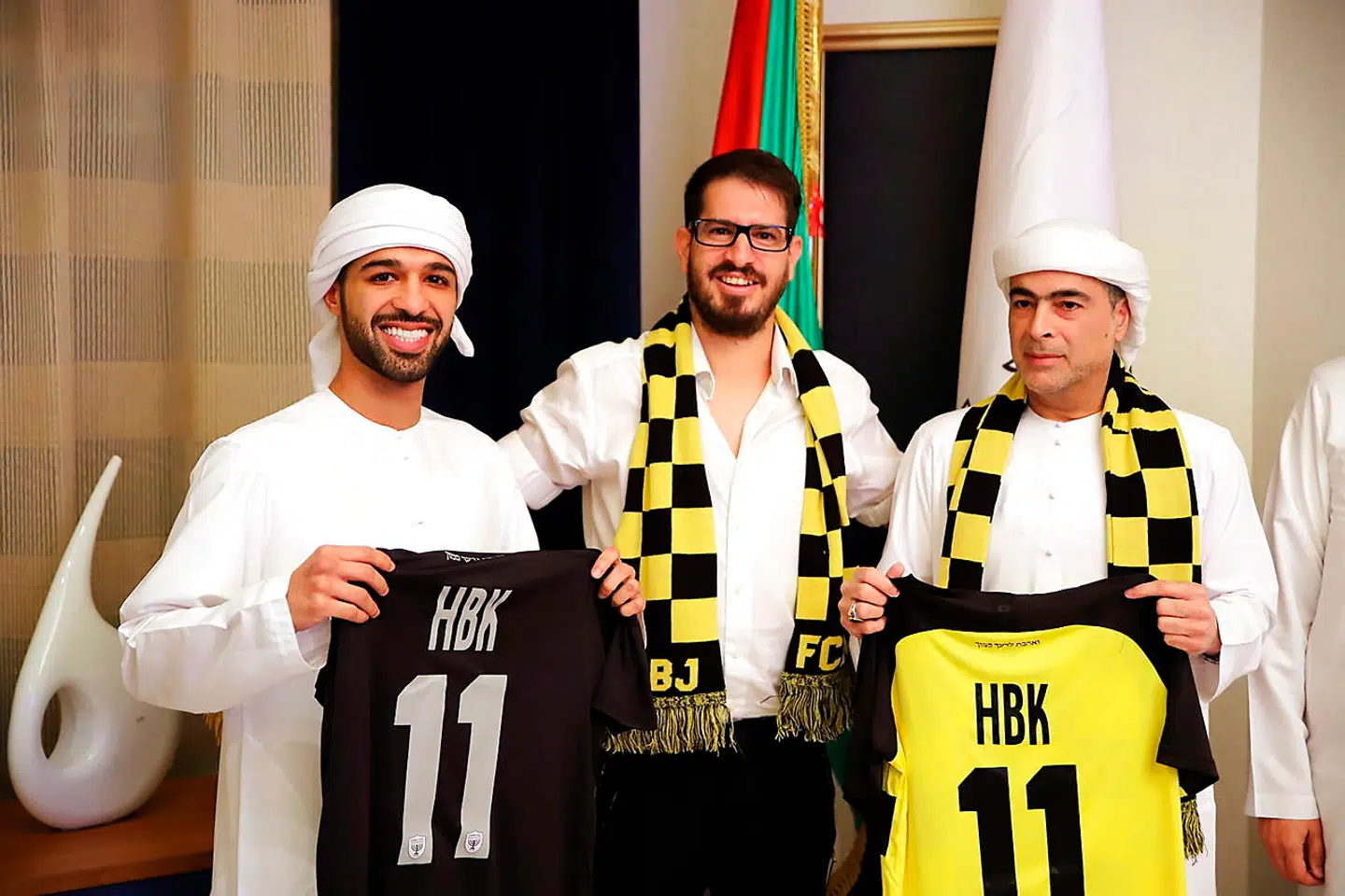 Den israelske kryptoentreprenør Moshe Hogeg (i midten) skal nu dele ejerskabet af den israelske fodboldklub Beitar Jerusalem med den emiratarabiske Sheikh Hamad bin Khalifa al Nahyan (til højre).