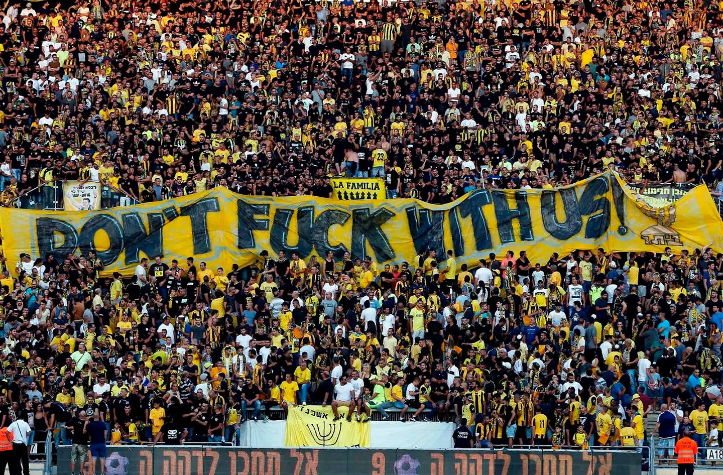 Den mest ekstremistiske del af Beitar Jerusalems fanbase kalder sig »La Familia« og har tradition for at råbe racistiske og antiarabiske slagord under kampene.