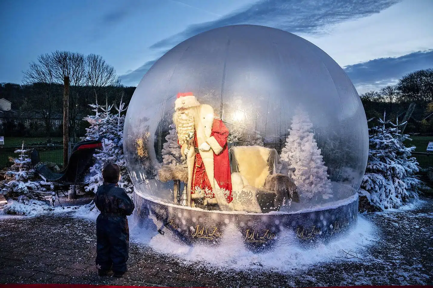 »Som taget ud af en TV-julekalender, må vi stå sammen om at redde julen,« skriver Jeppe Kofod, Magnus Heunicke og Flemming Møller Mortensen.