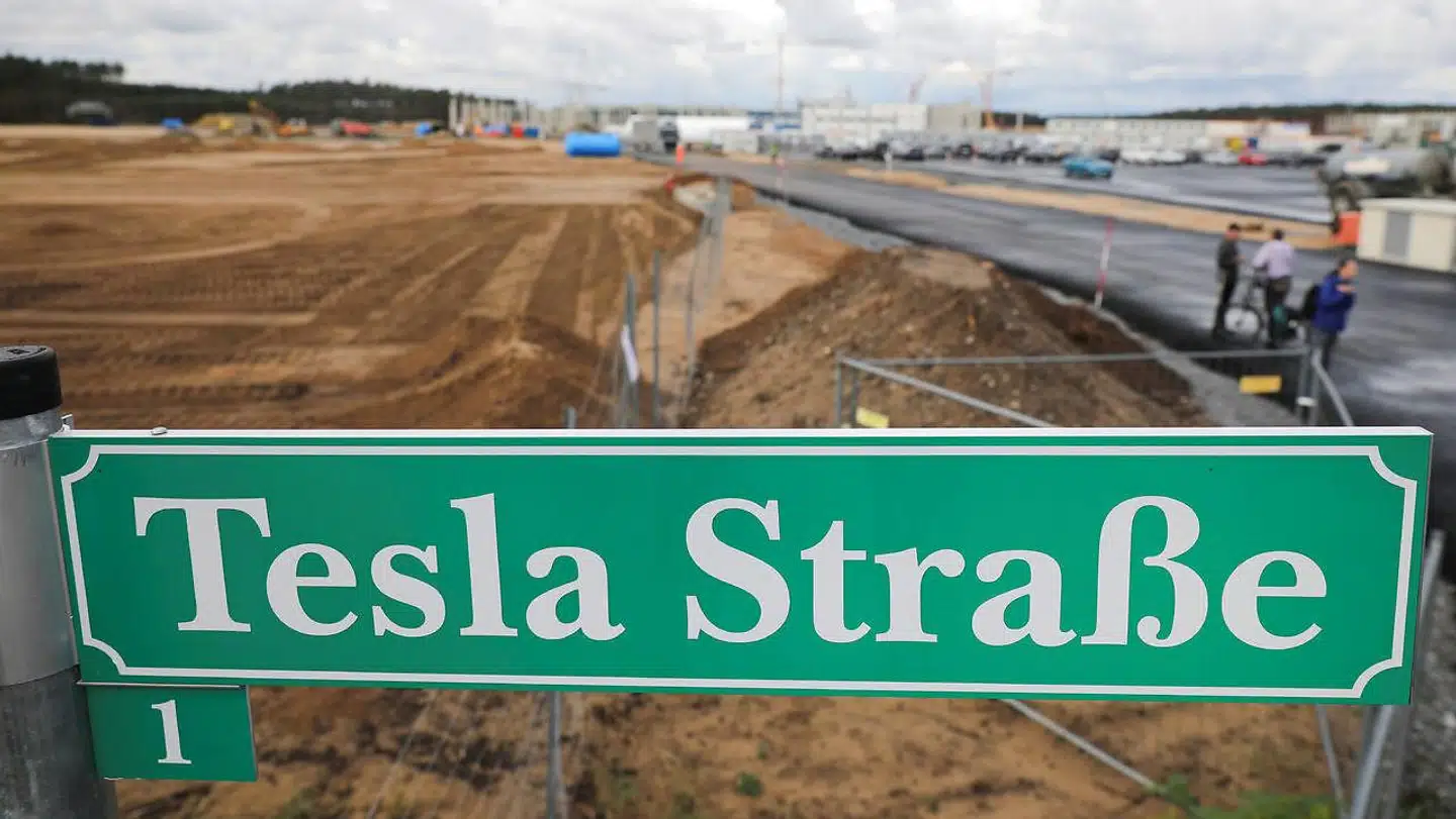 Byggeriet af kæmpefabrikken, hvor de amerikanske Tesla-biler skal produceres i Europa, er ramt af nye problemer.