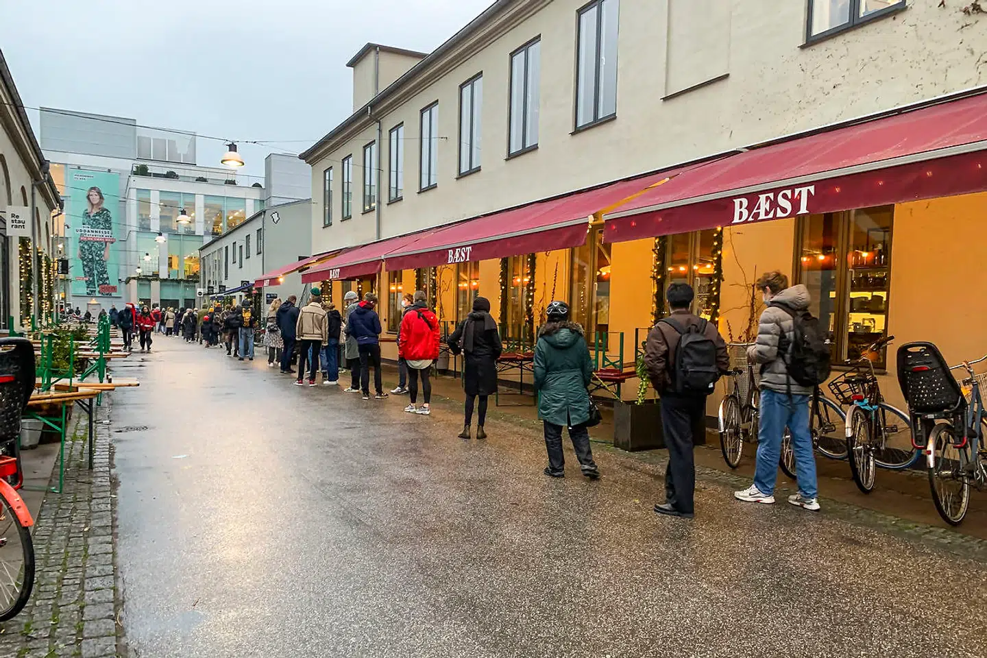 Ved det mobile testcenter på Københavns Erhvervsakademi var der tirsdag lang kø til at blive testet for coronavirus.