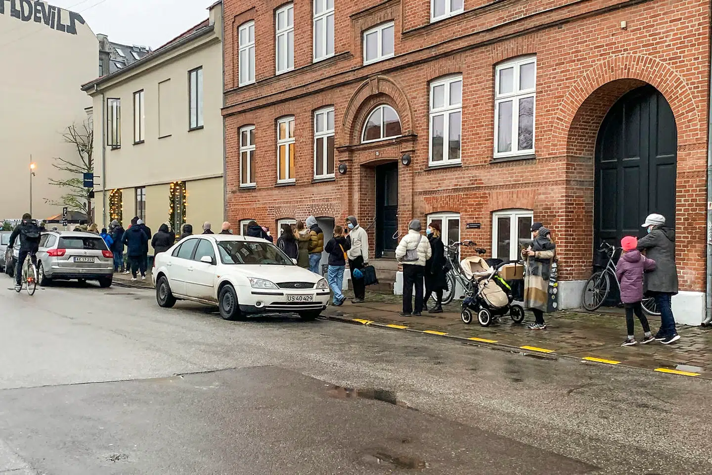 Køen gik hele vejen rundt om hjørnet ved det mobile testcenter i Guldbergsgade i København