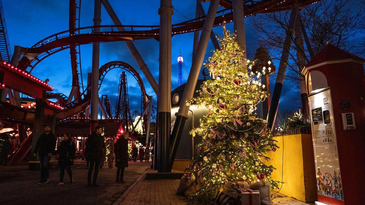 Der har i flere uger været julelys og julestemning i Tivoli midt i København. Nu må Tivoli lukke på grund af de nye coronarestriktioner.