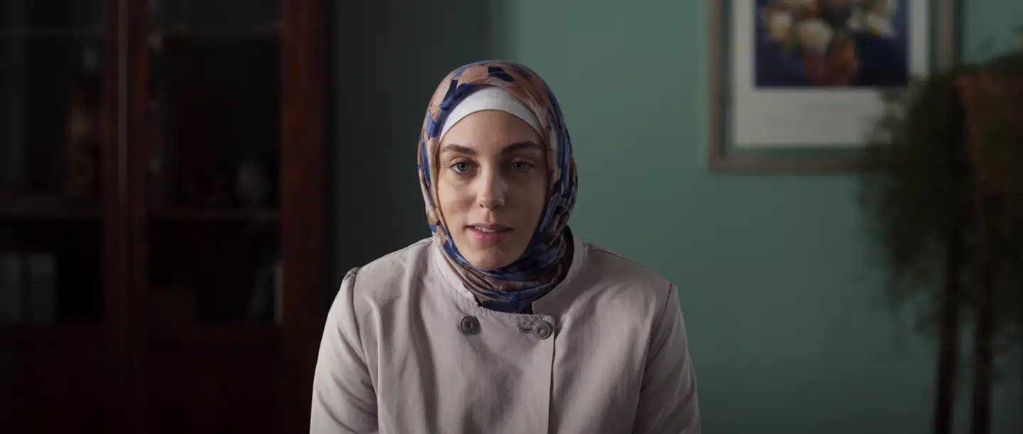 Midt i mosaikken af Istanbuls menneskeskæbner bevæger Meryem sig frem og tilbage mellem sit konservative hjem i udkanten af byen og sin rengøringstjans i en ultramoderne skyskraber i Istanbul.