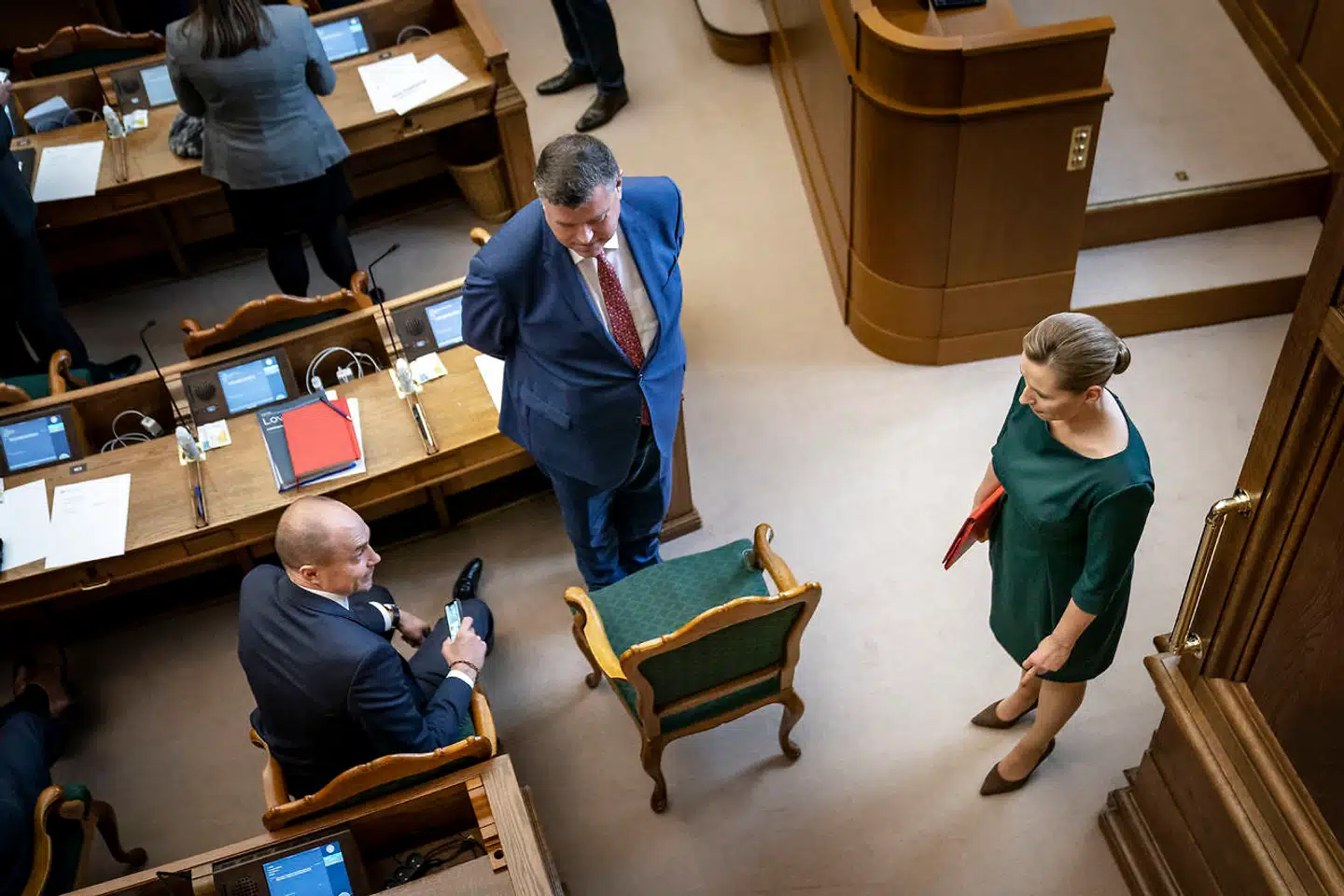 Statsminister Mette Frederiksen, sundheds- og ældreminister Magnus Heunicke (tv.) og tidligere minister for fødevarer, fiskeri og ligestilling Mogens Jensen under Folketingets åbning på Christiansborg i oktober 2020.