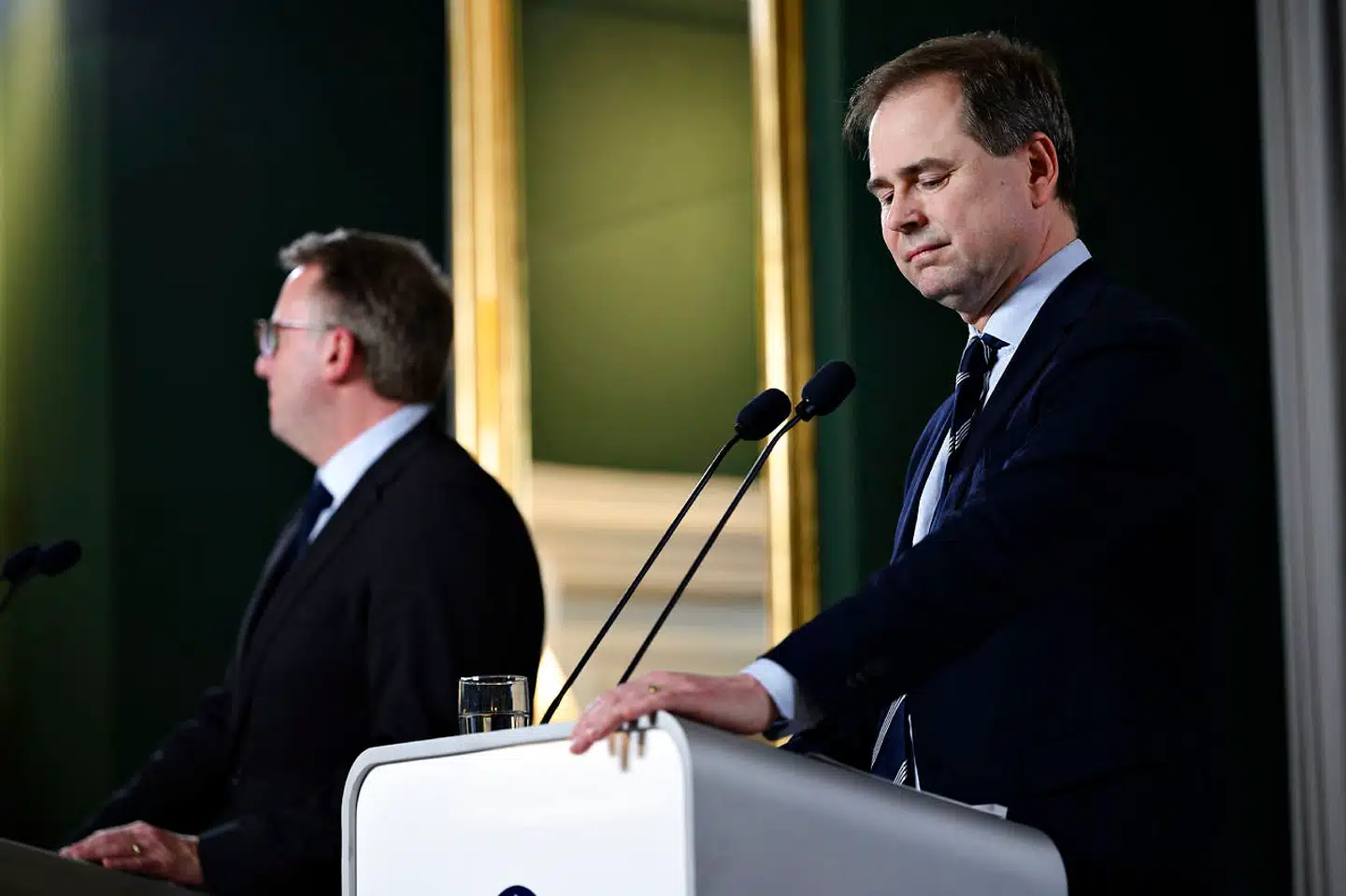 Et »enormt klimasvigt« eller en »historisk aftale«? Tirsdagens aftale om en grøn skattereform, som finansminister Nicolai Wammen (th.) og skatteminister Morten Bødskov præsenterede i Finansministeriet, har splittet regeringens støttepartier.