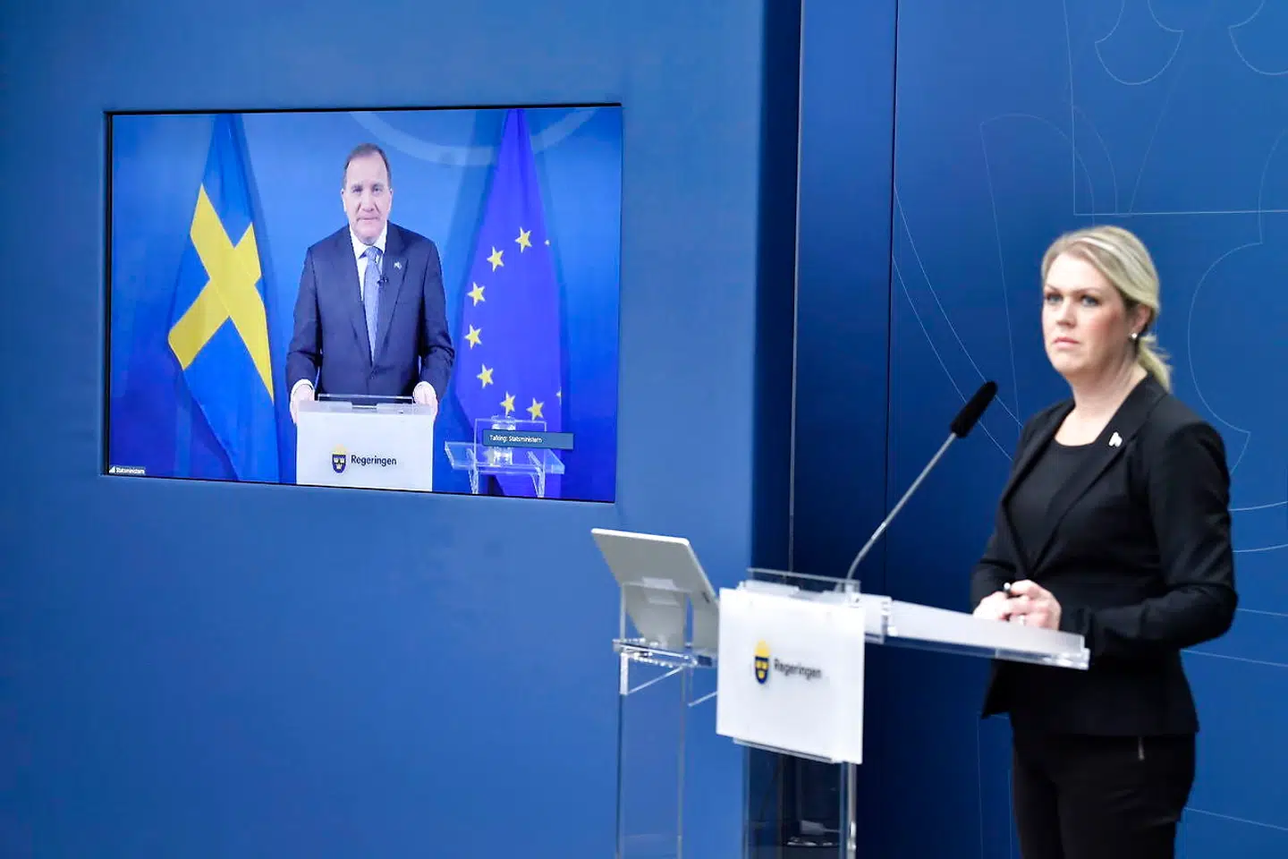 Statminister Stefan Löfven og sundhedsminister Lena Hallengren ved en digital pressekonference. Foto: Jessica Gow/TT/Ritzau Scanpix