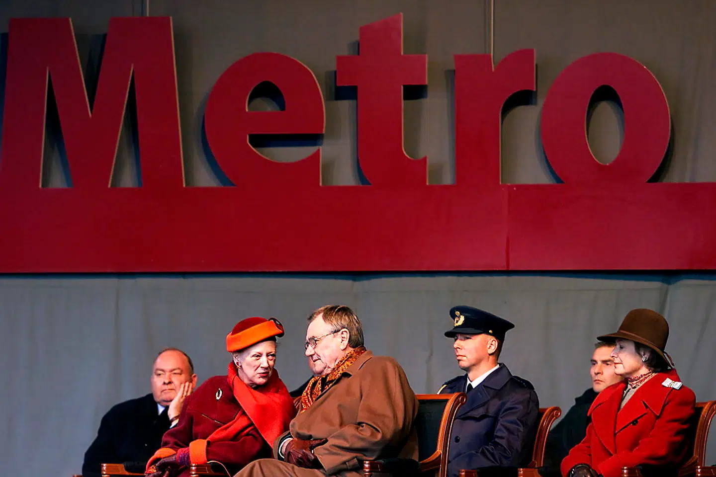 Lørdag d. 19. oktober 2002 skete det. Her dronning Margrethe og prins Henrik til den officielle åbning af Københavns Metro.