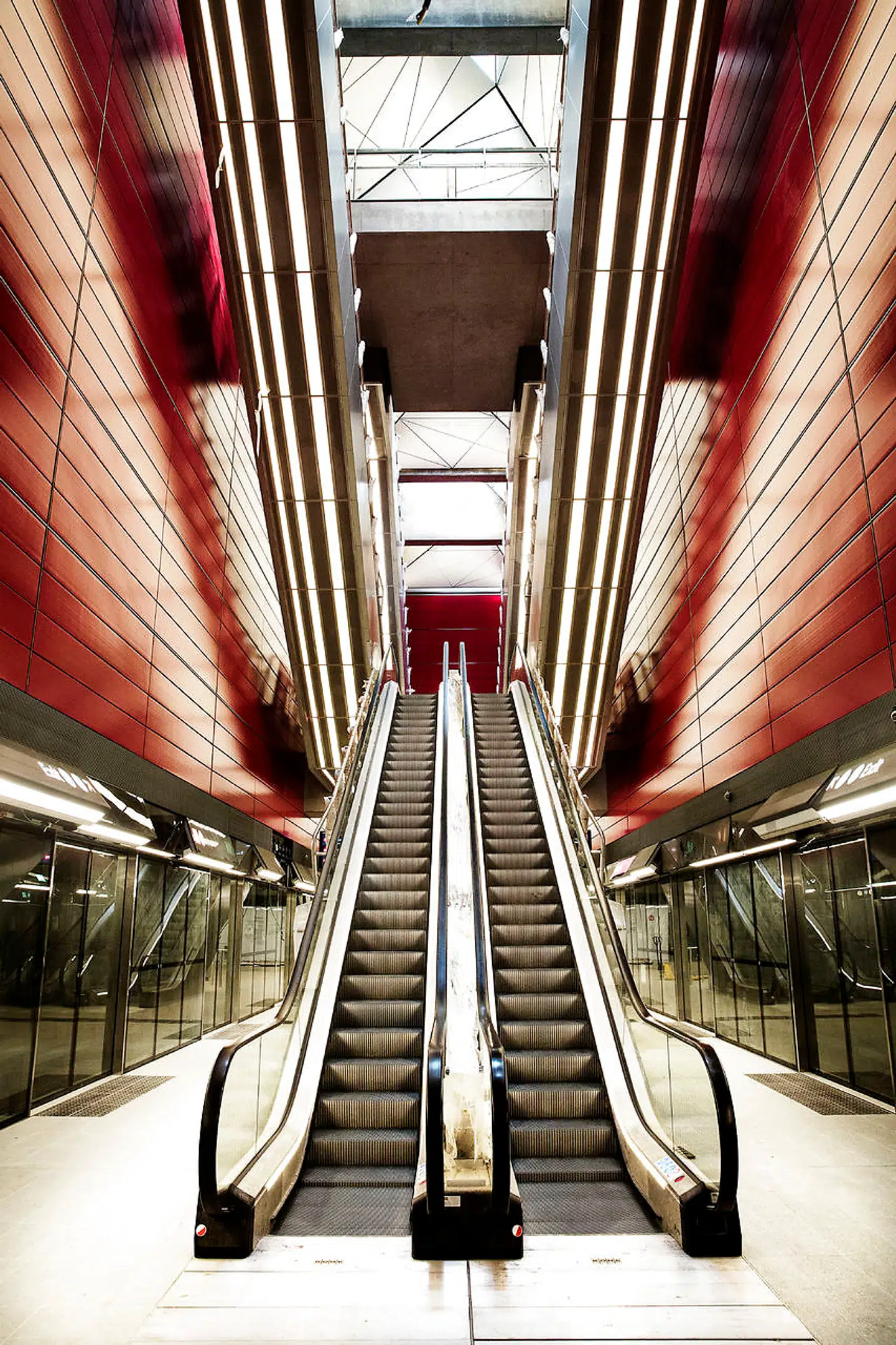Med Cityringet er man gået skridtet videre og har tilført flere farver. Her Nørrebro Station, hvor væggene er beklædt med røde keramiske plader, der er signal til, at man her kan skifte til S-tog. Samme farve finder man på Hovedbanegården.
