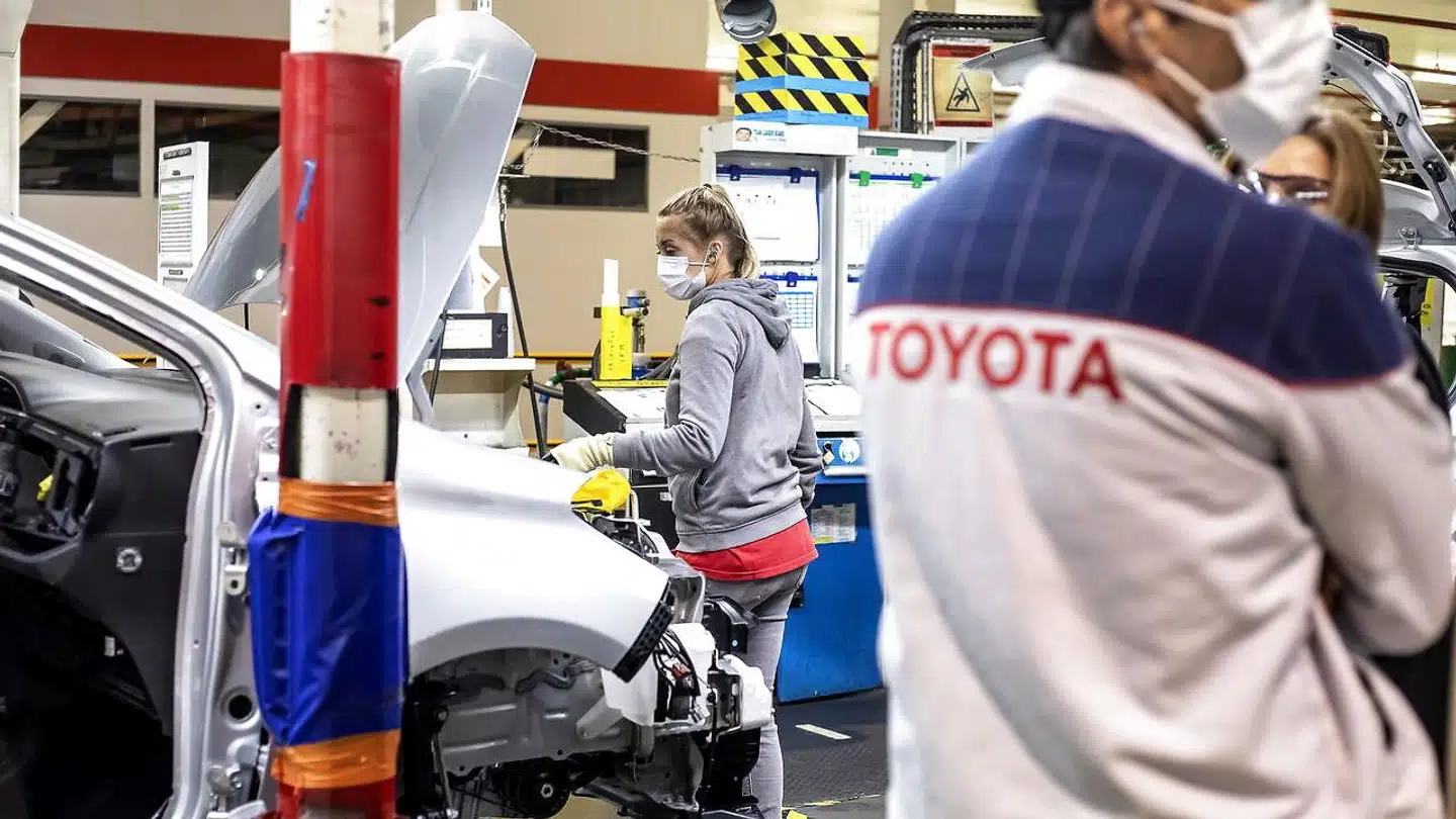 Toyota Yaris er en af de populæreste blandt bilkøbende danskere, fordi hybridversionen kan opsamle energi, mens den kører og bremser – og dermed spare lidt på benzinen. De nye bilafgifter betyder imidlertid, at den får et ordentligt spark opad i pris og vil stige med 52.000 kroner inden jul.