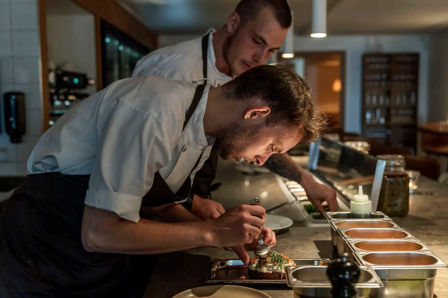 Madklubben er en af de restaurantkæder, som bliver tvunget til at vælge mellem salg af takeaway og lønkompensation.