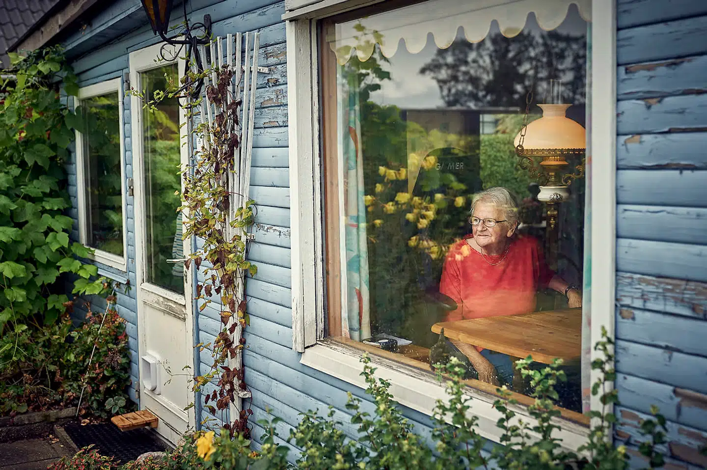 Karen Villadsen, 86 år, i sit kolonihavehus i Herlev. Hun har været kunde i Danske Bank i mange år og er blevet ramt af bankens gældsfejl. Hun har fået 48.000 kroner tilbage af banken.