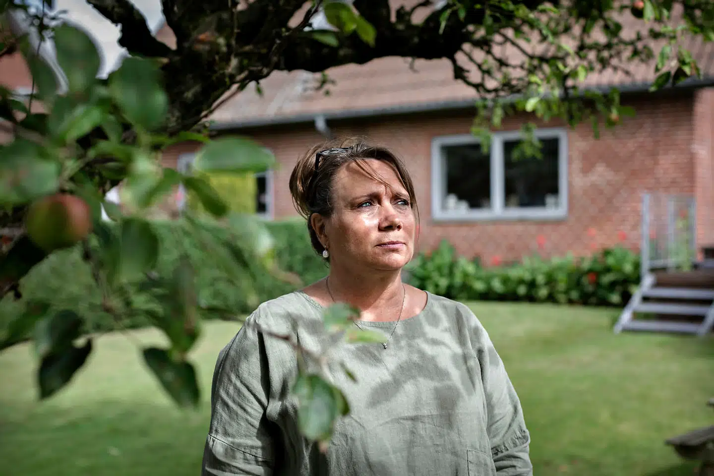 Den 55-årige Helle Langager har i flere årtier optrådt som gældsramt, fordi hun skrev under på at kautionere for en ekskæreste. Siden 2014 har hun afdraget 500 kroner om måneden. Danske Bank er i gang med at undersøge Helle Langagers sag.