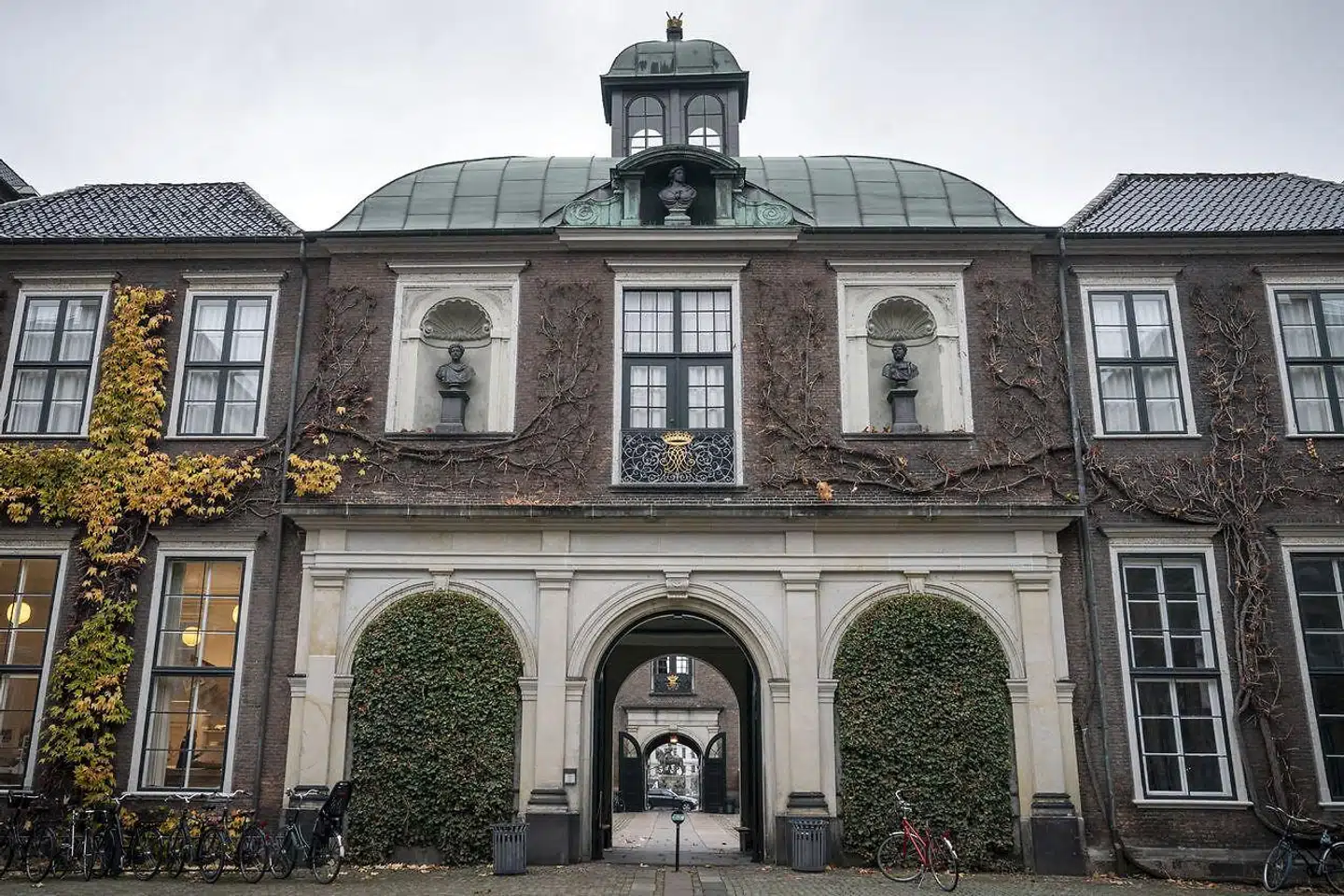 »Når nutidens moralkodeks knyttes til et fejlagtigt billede af kunstakademiets grundlæggelse for et kvart årtusind siden, fødes en forargelse, som kun lever i kraft af sig selv, og som derfor uvægerligt vil føre til endnu et af historiens mange eksempler på, hvordan en gruppes blinde tro på dens egen sandhed har ført til hårdhændede korrektioner af fortidens virkelighed,« skriver Ulla Kjær.