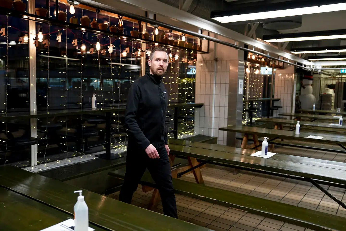 Manden bag Mikkeller, Mikkel Borg Bjergsø, i en tom restaurant Warpigs i Kødbyen. Han forstår ikke regeringens nye restriktioner, som kan få fatale konsekvenser for branchen.