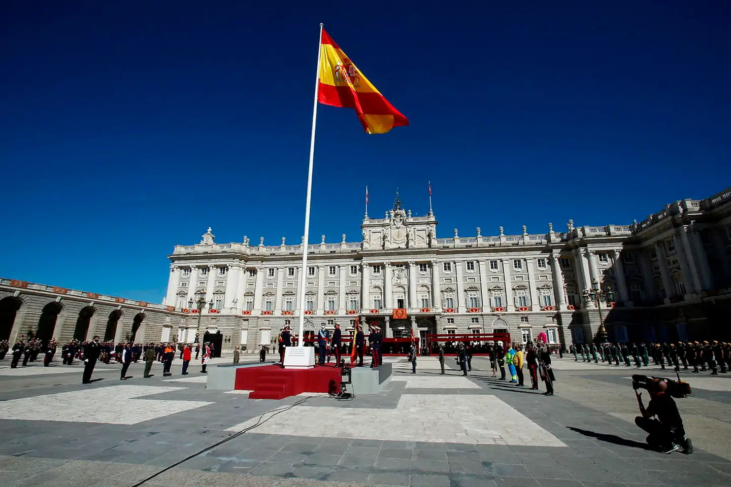 En begrænset ceremoni på pladsen foran det spanske kongeslot afløste pga. pandemien den sædvanlige militærparade på Spaniens nationaldag 12. oktober. Men det er andre regeringsbeslutninger, der har fået hundredvis af tidligere højtstående militærfolk op i det røde felt. Ikke mindst et finanslovsforlig indgået med catalanske og baskiske separatister.