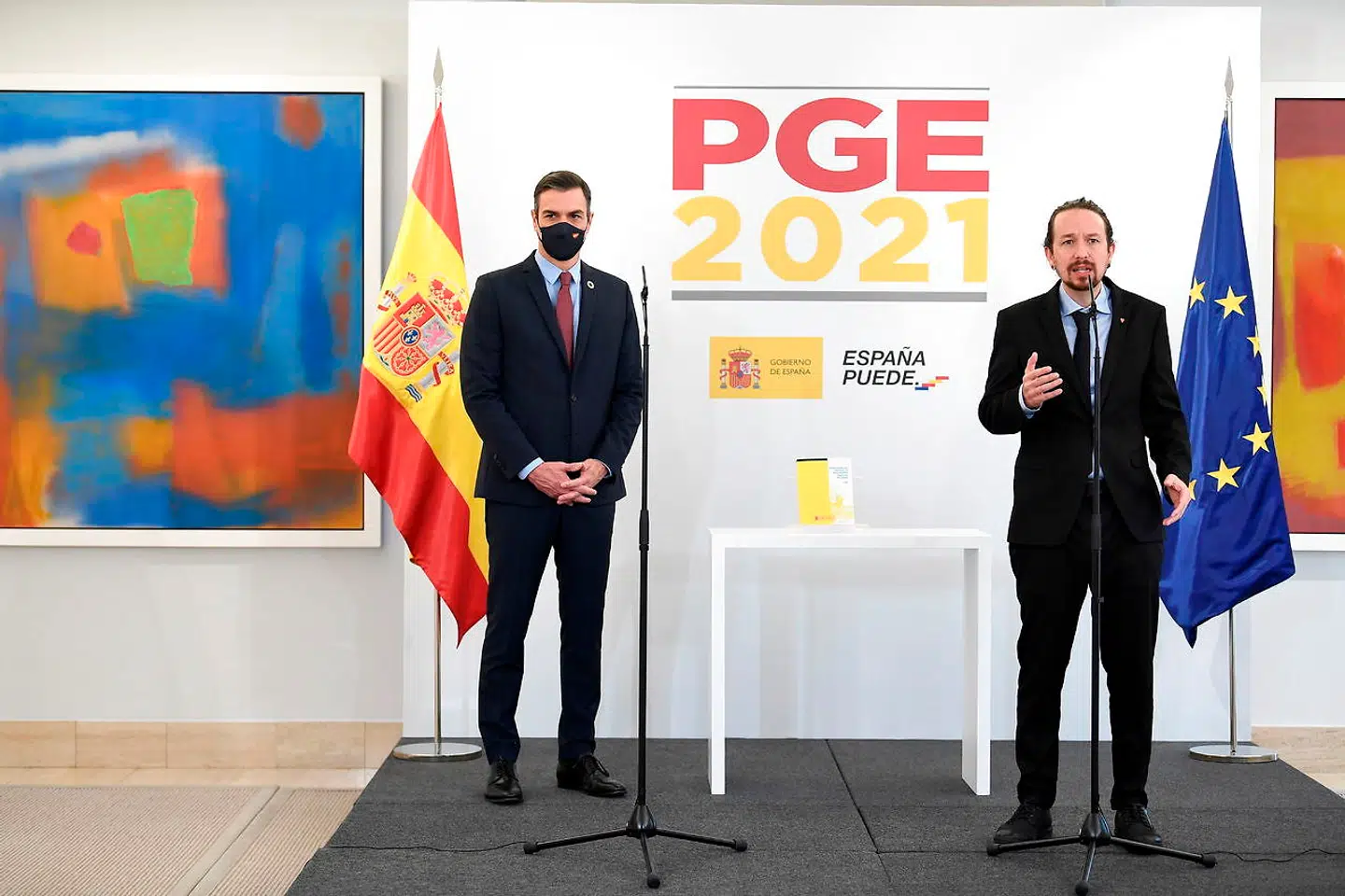 Spaniens socialdemokratiske premierminister Pedro Sánchez (tv.) og hans koalitionspartner Pablo Iglesias, der leder venstrepartiet Podemos, præsenterer finansloven for 2021. Den blev i sidste uge vedtaget af det bredeste politiske flertal i årtier.