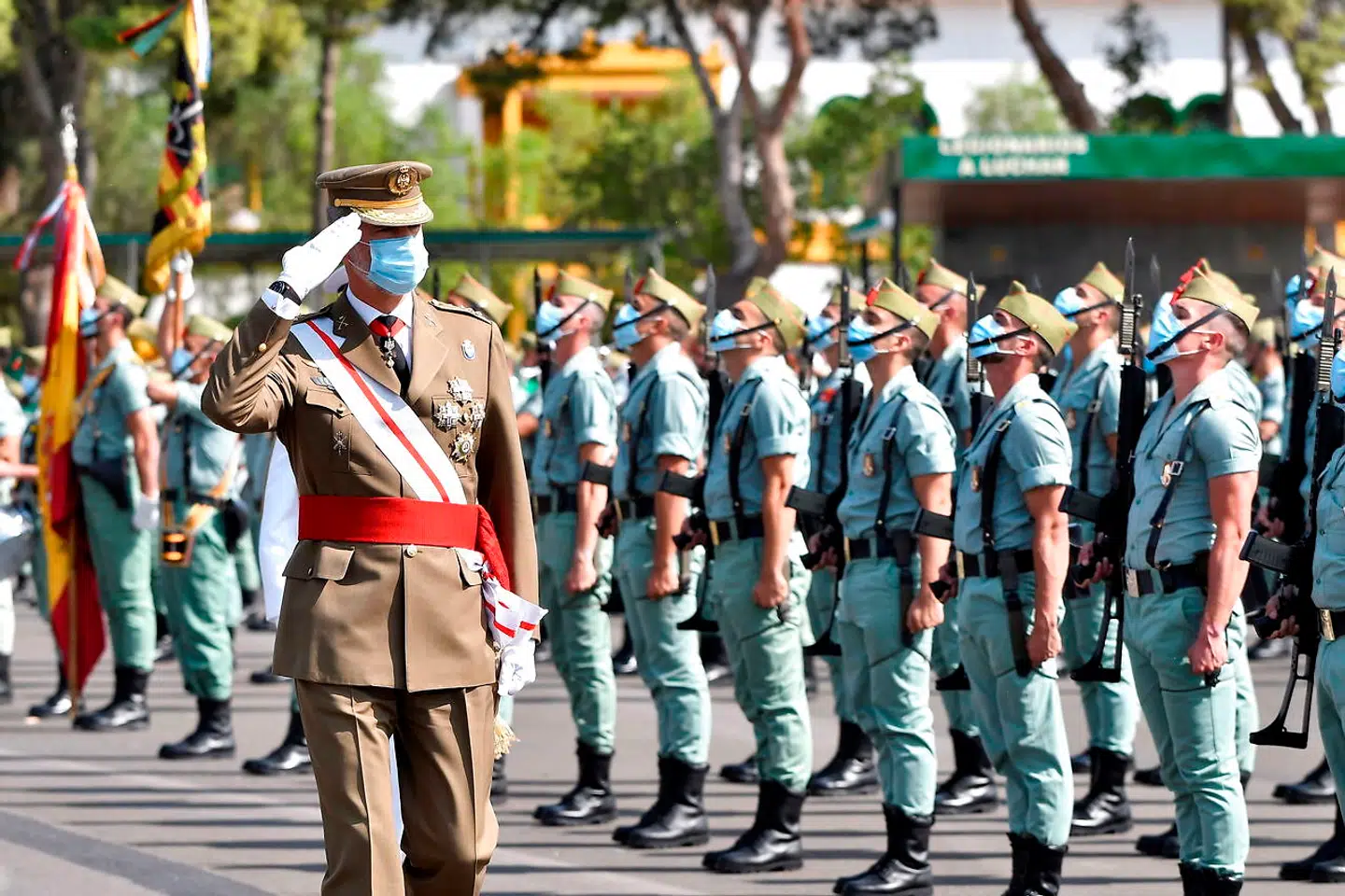 Kong Felipe VI, der her inspicerer tropperne under et besøg på en af den spanske legions kaserner i det sydlige Spanien, har de seneste dage modtaget adskillige breve fra pensionerede officerer, der advarer om den nuværende regerings trussel mod Spaniens territoriale enhed.
