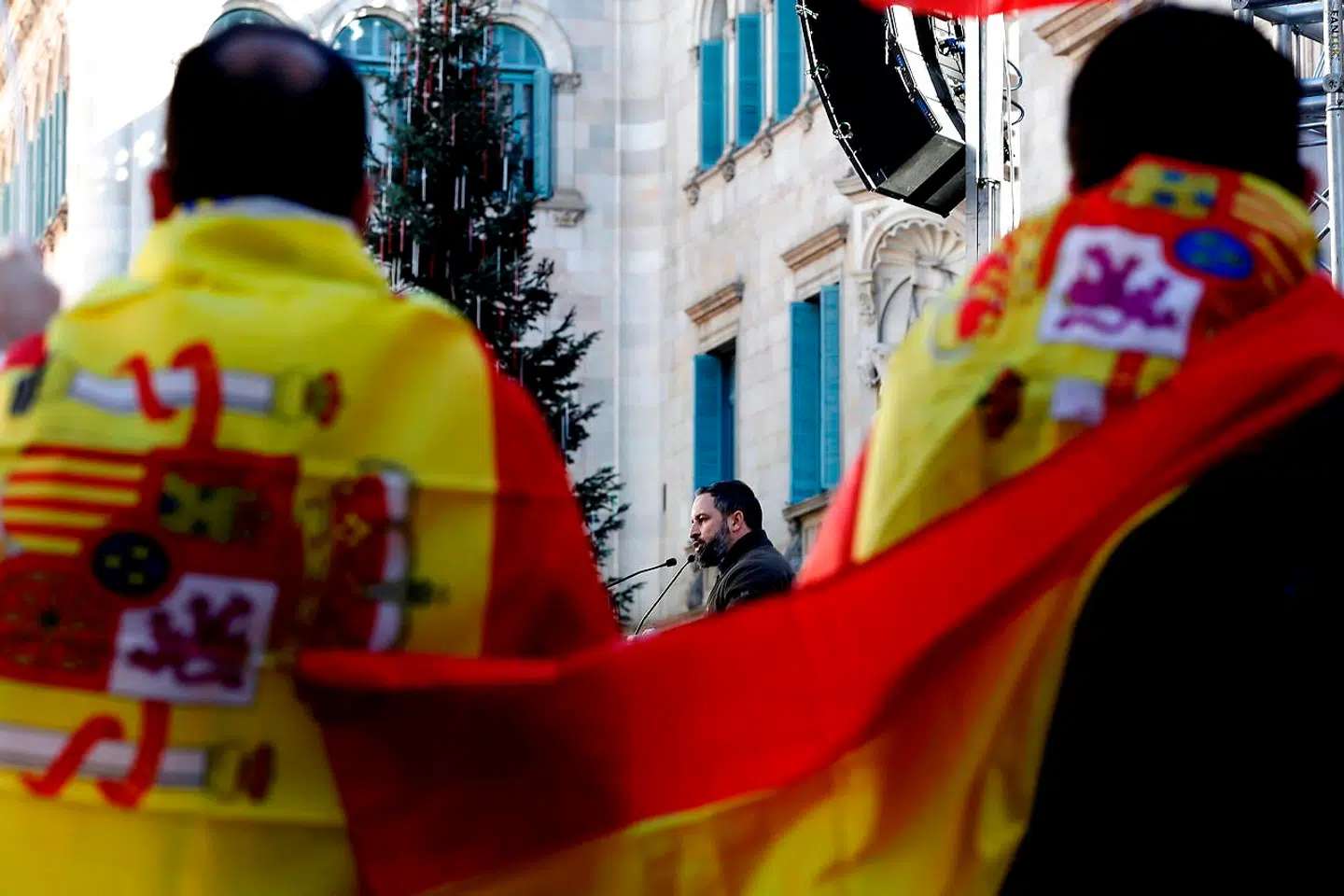 Santiago Abascal taler på en central plads i Barcelona under et møde i forbindelse med søndagens grundlovsdag i Spanien. Lederen af det højrenationale parti Vox har afvist i utvetydige vendinger at fordømme tidligere militærtopfolk, der i et chat agiterer for at likvidere 26 mio. politiske modstandere.