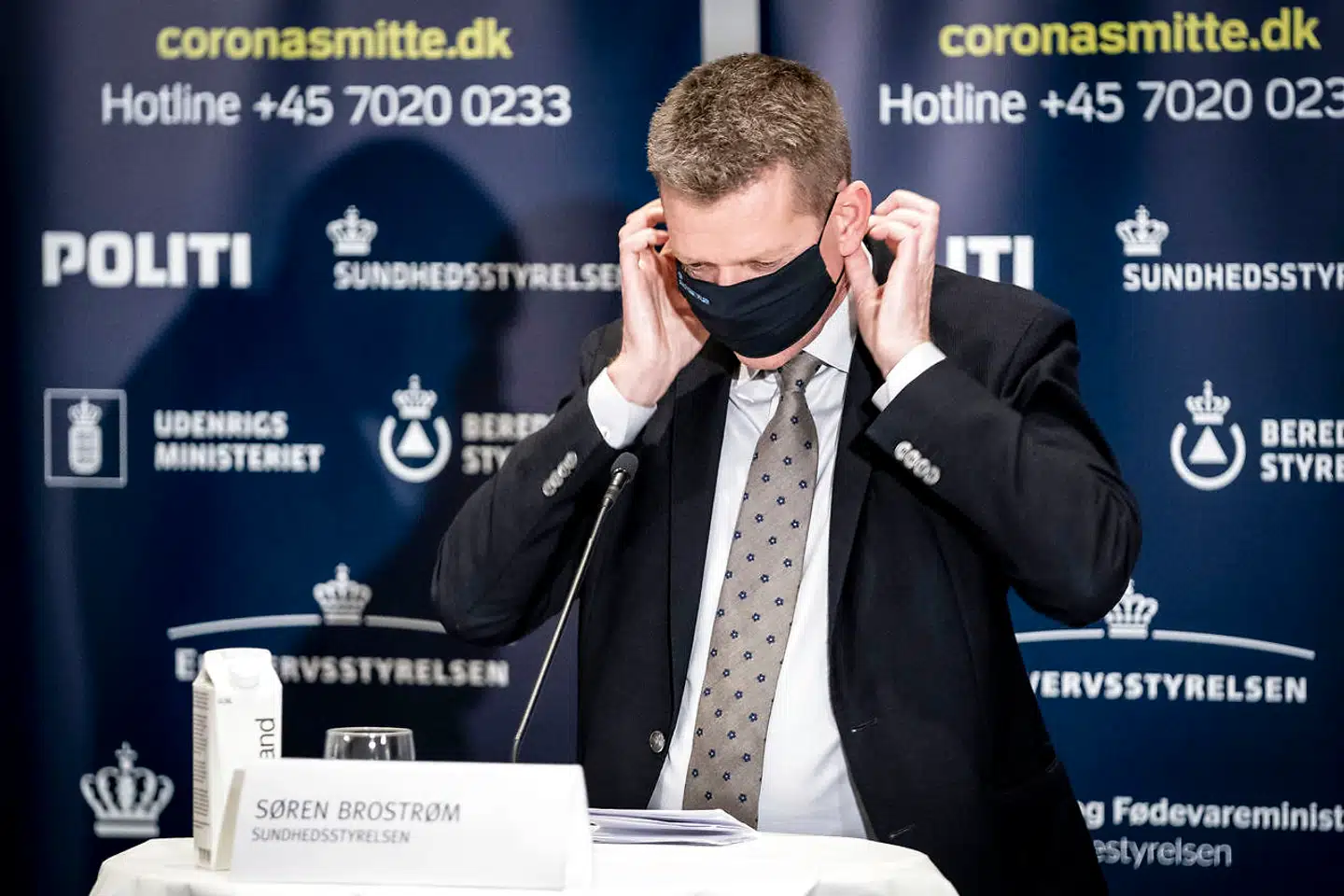 Coronadisciplinen slår revner. Kontrolbesøg afslører bl.a., at der eksempelvis slækkes i kantinerne, hvor folk slår genvej til hyggen ved at rykke stole sammen, så afstandskravet ikke længere overholdes.