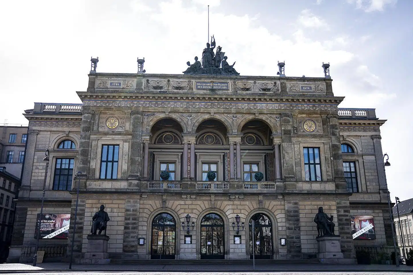 »Når politikere vurderer at give Det Kongelige Teater mulighed for at tjene penge på musicals, får jeg lyst til at sige som salige Jesus: Fader, tilgiv dem, for de ved ikke, hvad de gør,« skriver Frede Gulbrandsen.