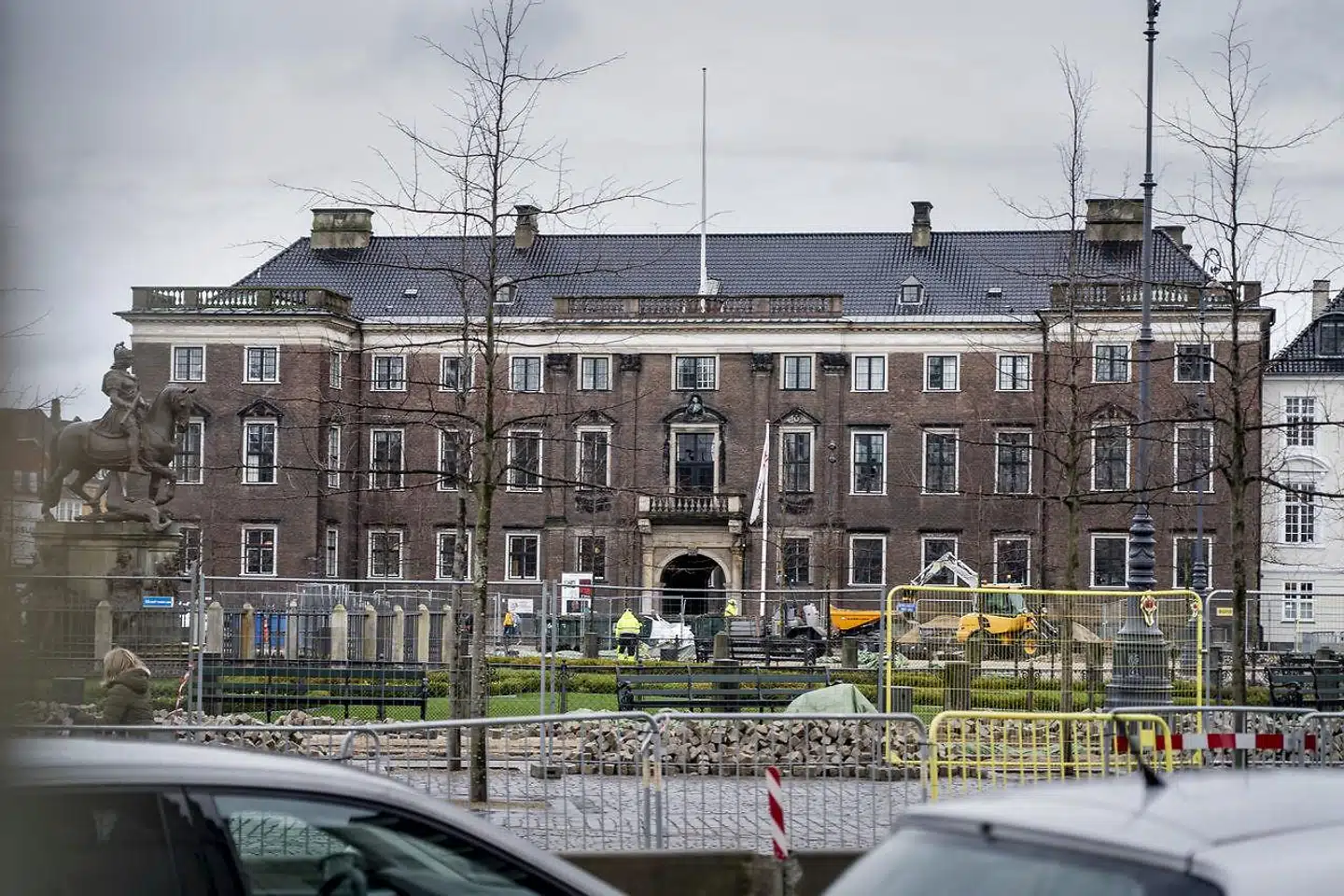 »Derfor bør Kunstakademiet i en afgrænset periode lukkes. Det ville give en særlig kommission eller lignende den fornødne tid til at rekonstruere akademiet på en måde, så kun de meningsfulde aktiviteter og praksisformer fortsatte med statsstøtte,« skriver Henrik Dahl.