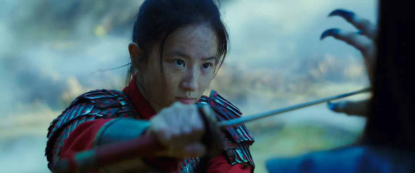 Selv et budget på over 200 millioner dollar kan ikke få Mulan (Liu Yifei) til at smile. Disneys nye storfilm er for det meste en ret alvorlig affære, der minder en om, hvor dejligt det er at se film i biografen. Photo: Film Frame © 2019 Disney Enterprises, Inc. All Rights Reserved.