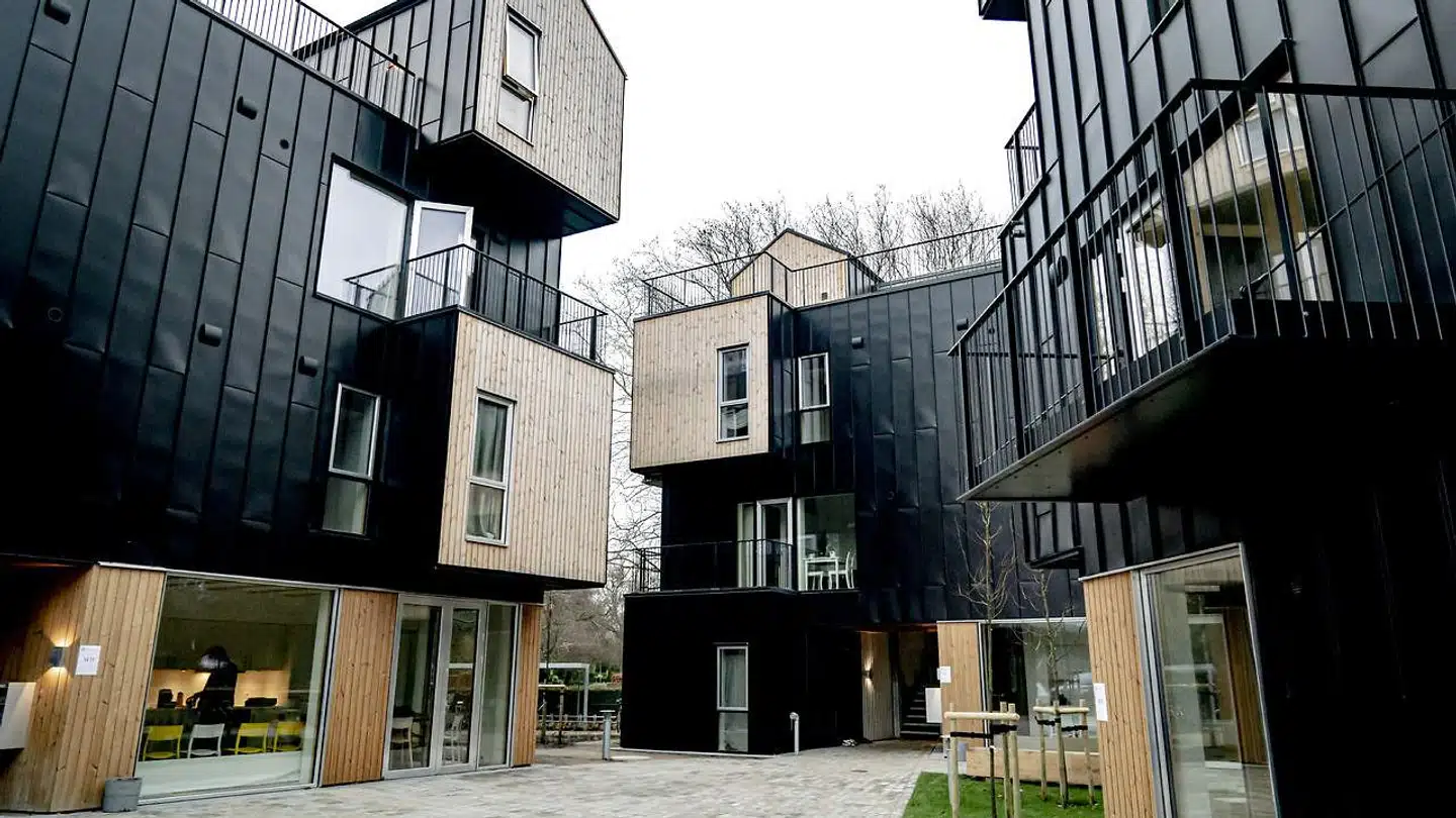 ONVs mikro-venligboliger har efterhånden vundet alle de priser, arkitektur kan vinde, og FHFs præmiering er fuldt fortjent. Samtidig er det en fornøjelse, at byggeriets kvaliteter er konceptuelle og programmæssige i lige så høj grad som æstetiske.