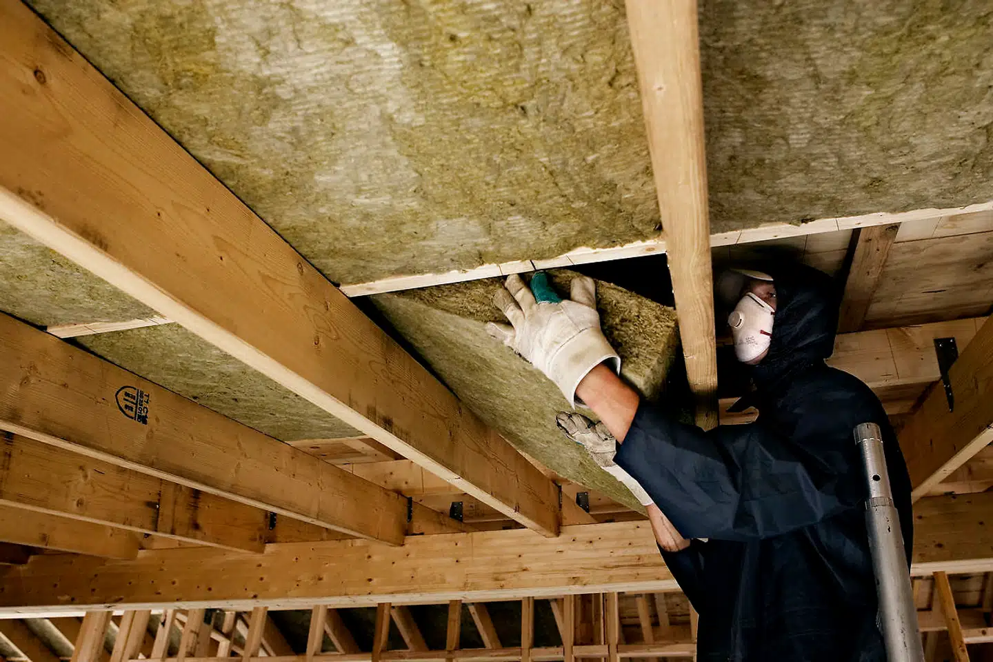 Som en del af den nye finanslov udvides BoligJobordningen. Her er håndværkere i gang med at isolere et hus.