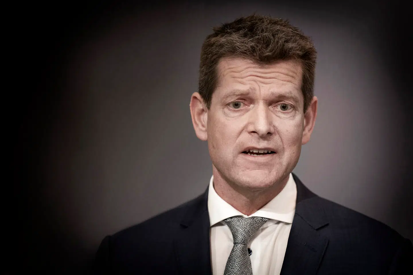 Jeg har ihærdigt forsøgt at finde et billede af Søren Brostrøm, hvor han så lidt glad ud – så det kunne illustrere hans nyfundne julehumør. Det her var det tætteste, jeg kunne komme det. I det mindste, kan man se hans tænder ... lidt.