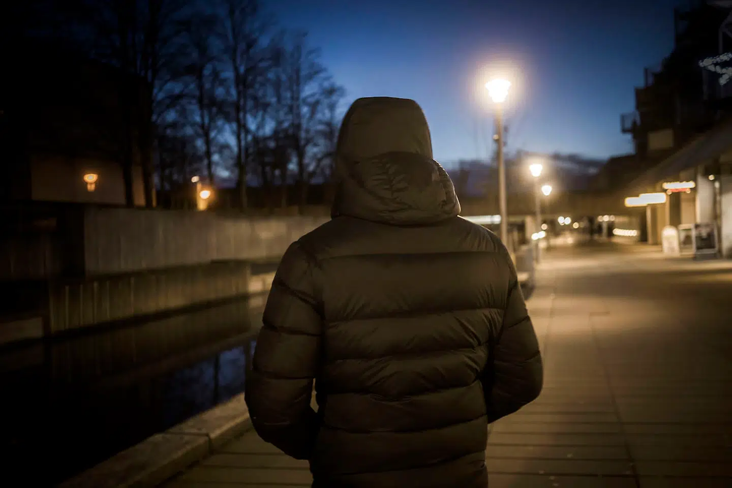 Langs kanalen I Albertslund står de unge mænd og drenge ofte og slår tiden ihjel.